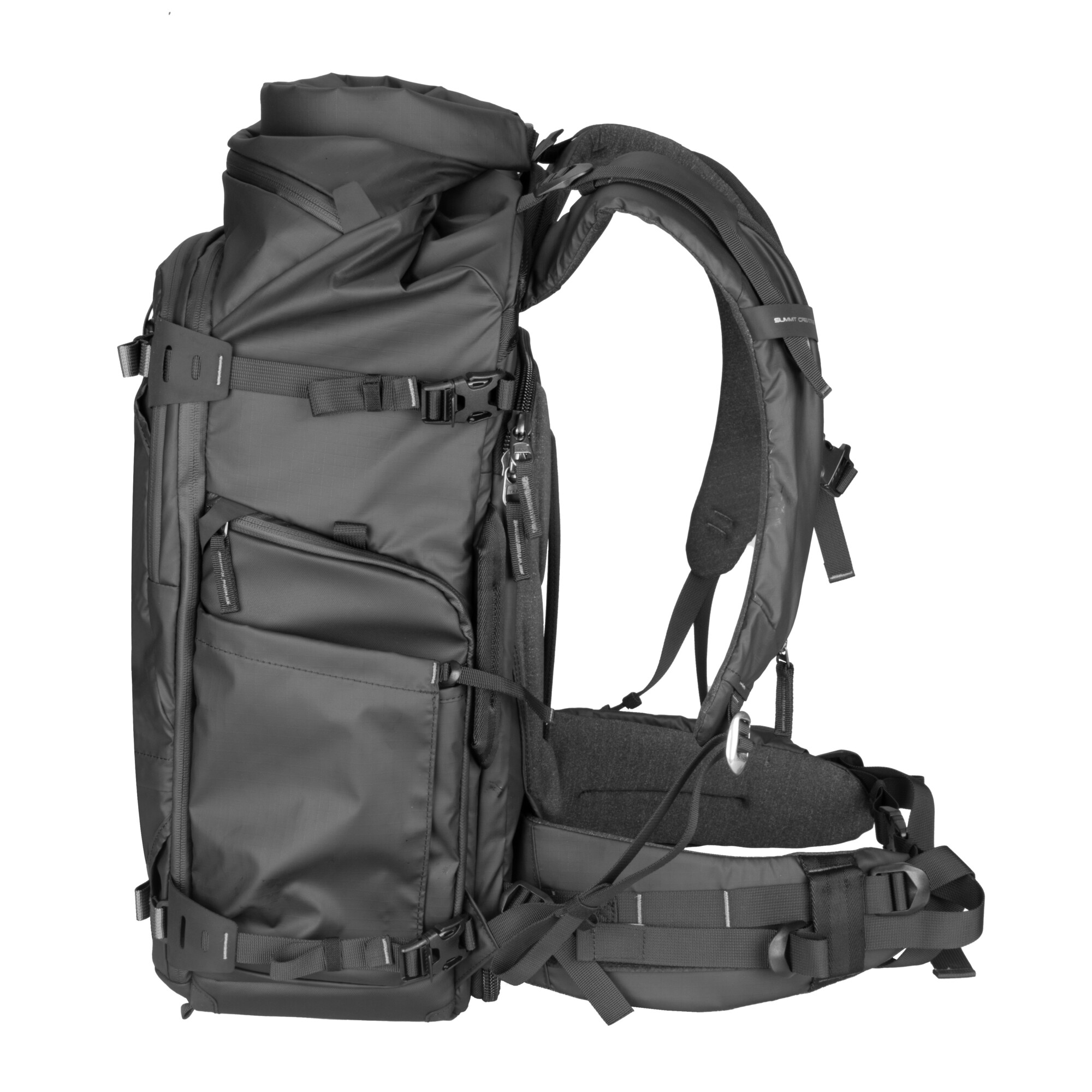 Ein schwarzer Rucksack mit vielen Schnallen und Taschen, im Profil gezeigt.