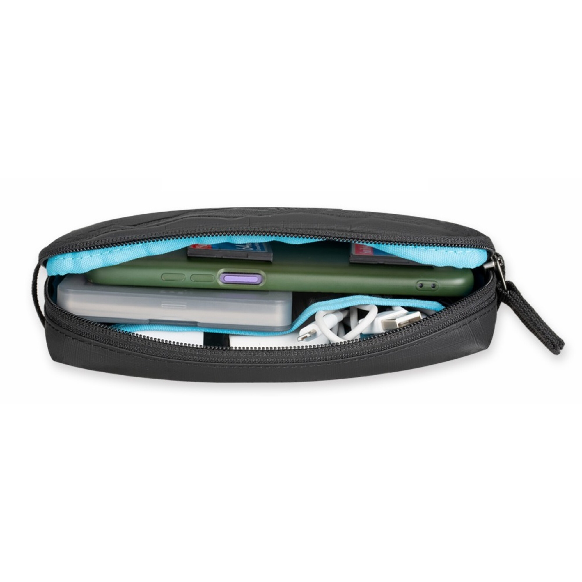 Schwarze Tasche mit blauem Futter, enthält ein Handy, Ladekabel und Speicherkarten.