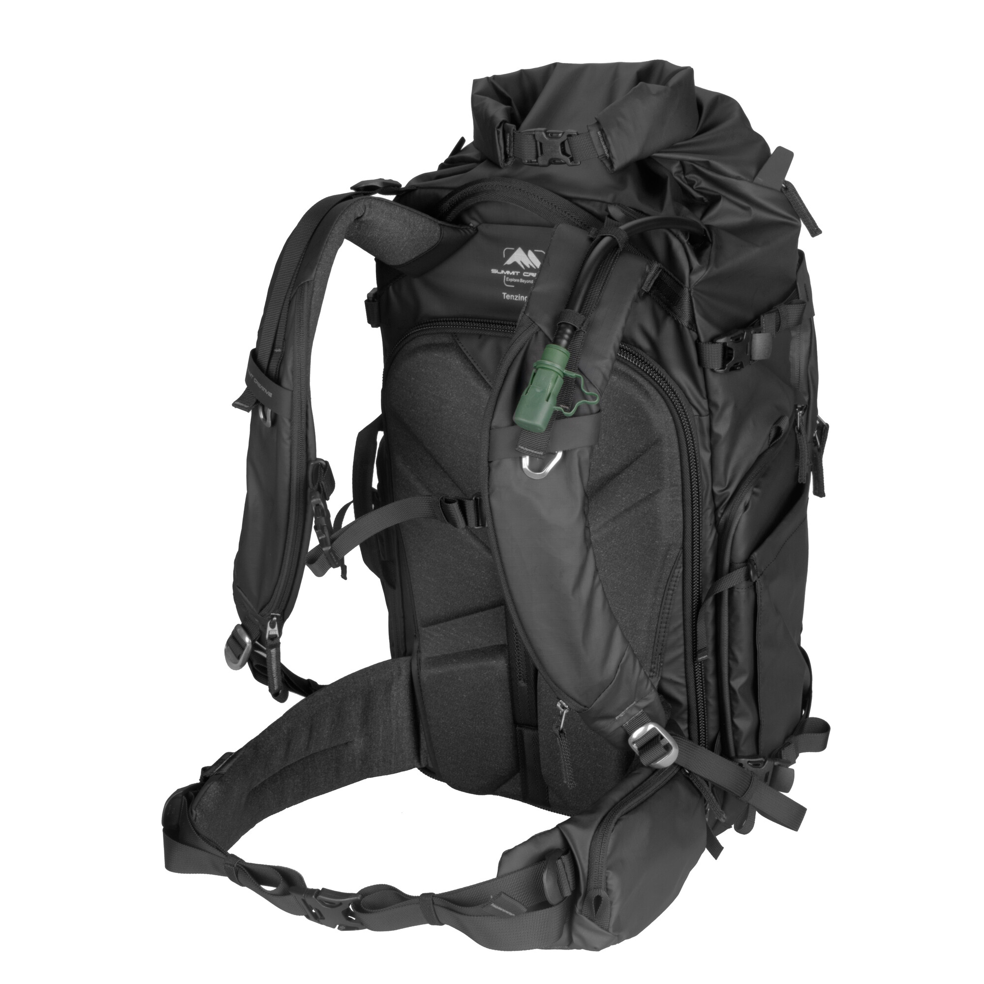 Ein schwarzer Rucksack mit gepolsterten Gurten und einem grünen Schlauchhalter.