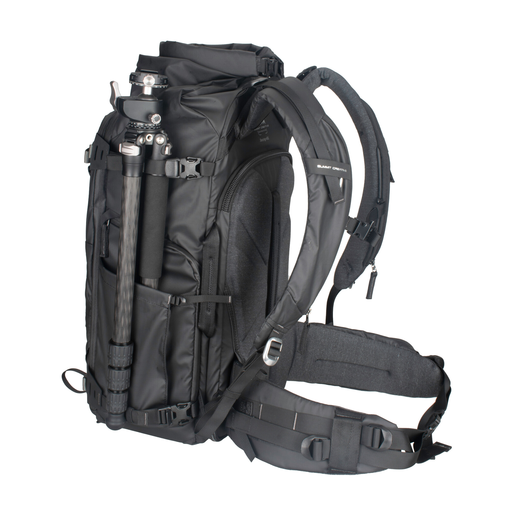 Ein schwarzer Summit Creative Rucksack mit einem Stativ an der Seite.