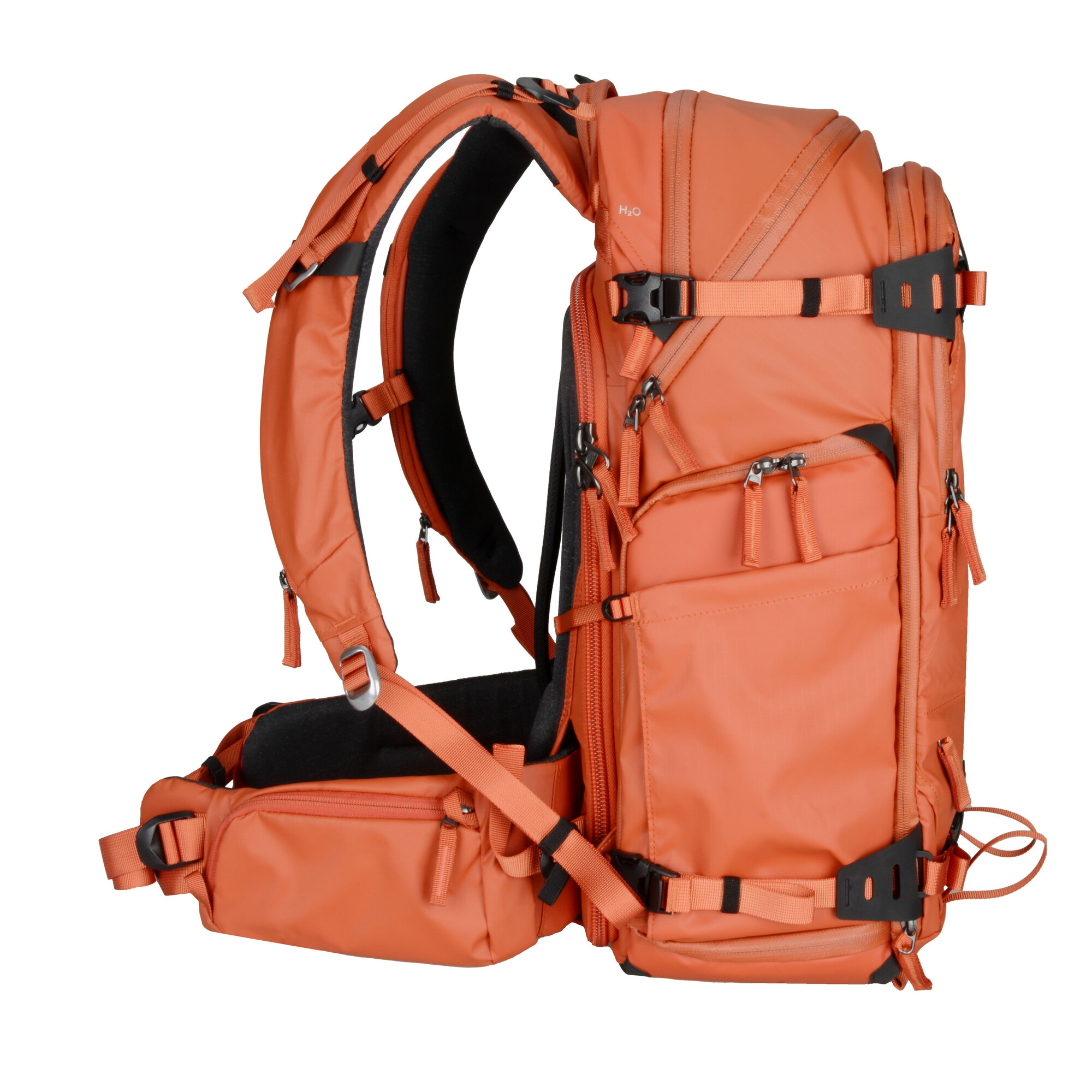 Eine orangefarbene Outdoor-Tasche mit vielen Taschen und Riemen.