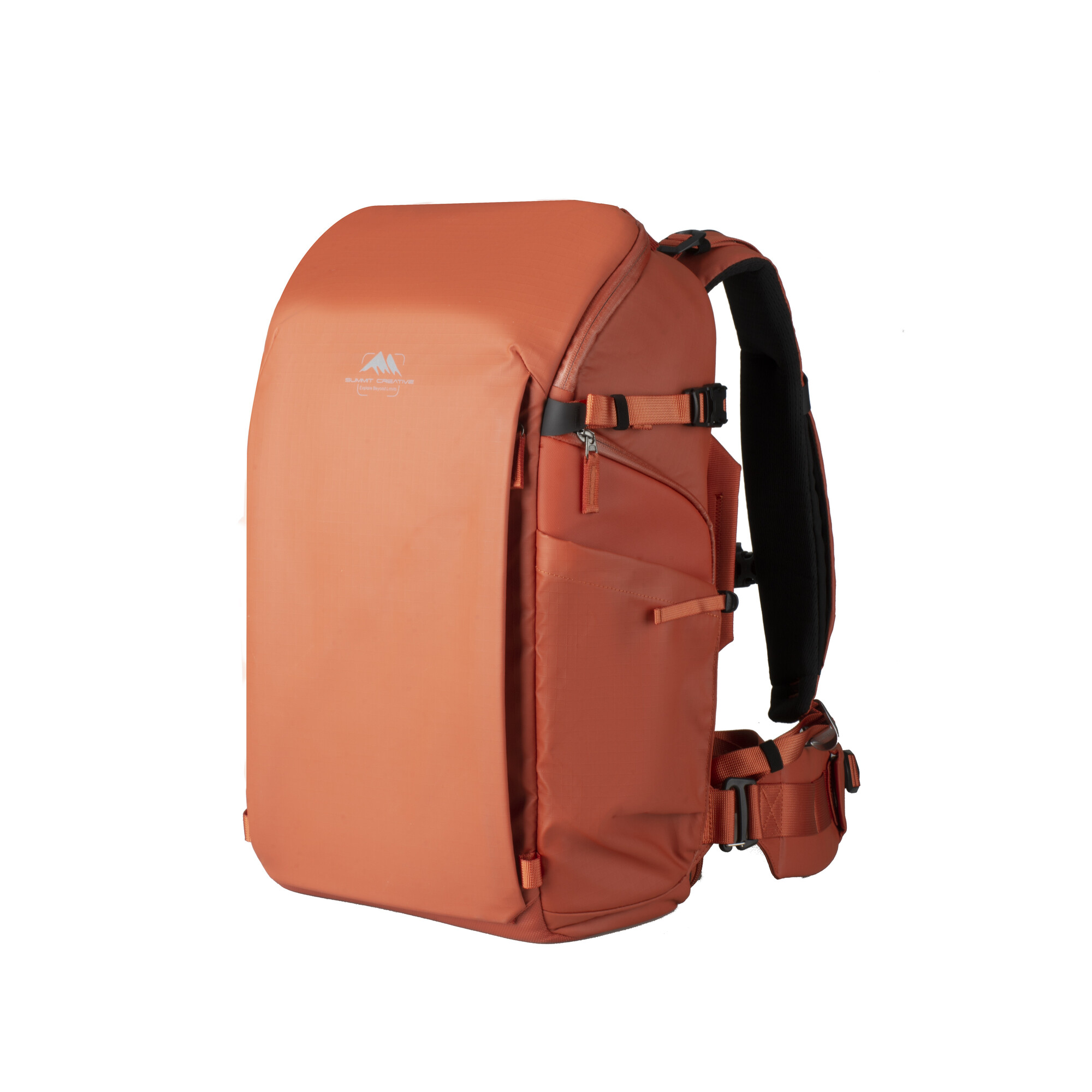 Orange Rucksack mit Logo und schwarzen Gurten, auf weißem Hintergrund.