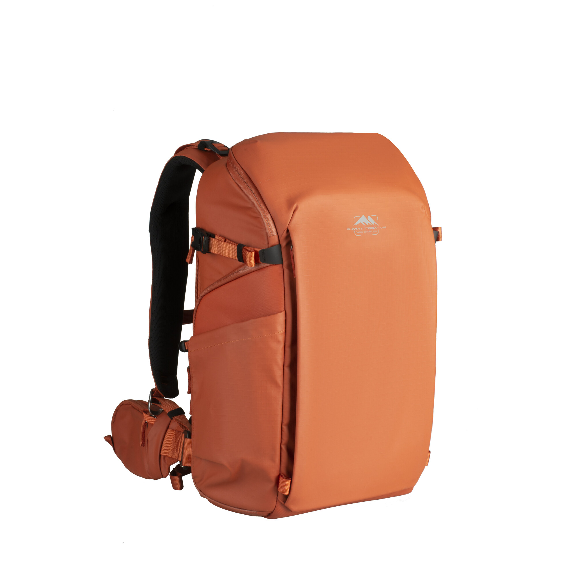 Ein orangefarbener Rucksack mit schwarzen Trägern und Schnallen steht vor weißem Hintergrund.