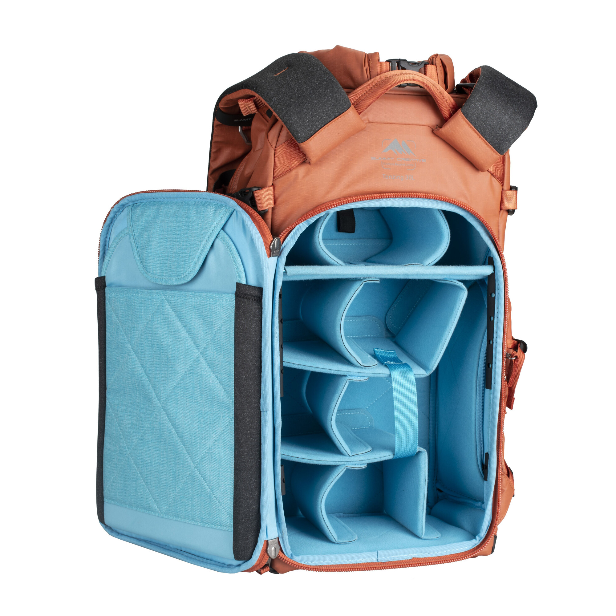 Orange Kameratasche, offen mit blauen Innenfächern und Trennwänden.