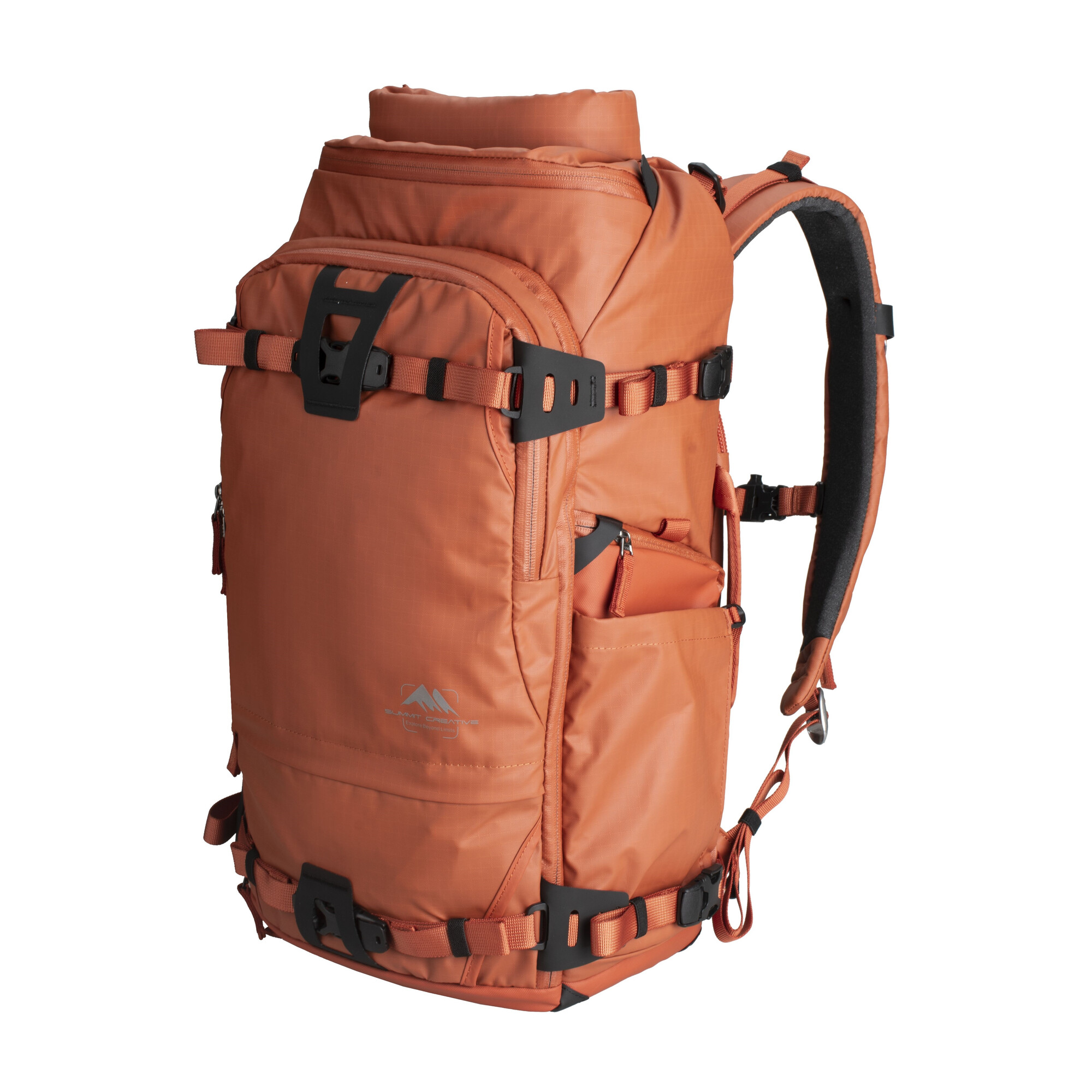 Orange Rucksack mit schwarzen Schnallen und Gurten, Studioaufnahme.