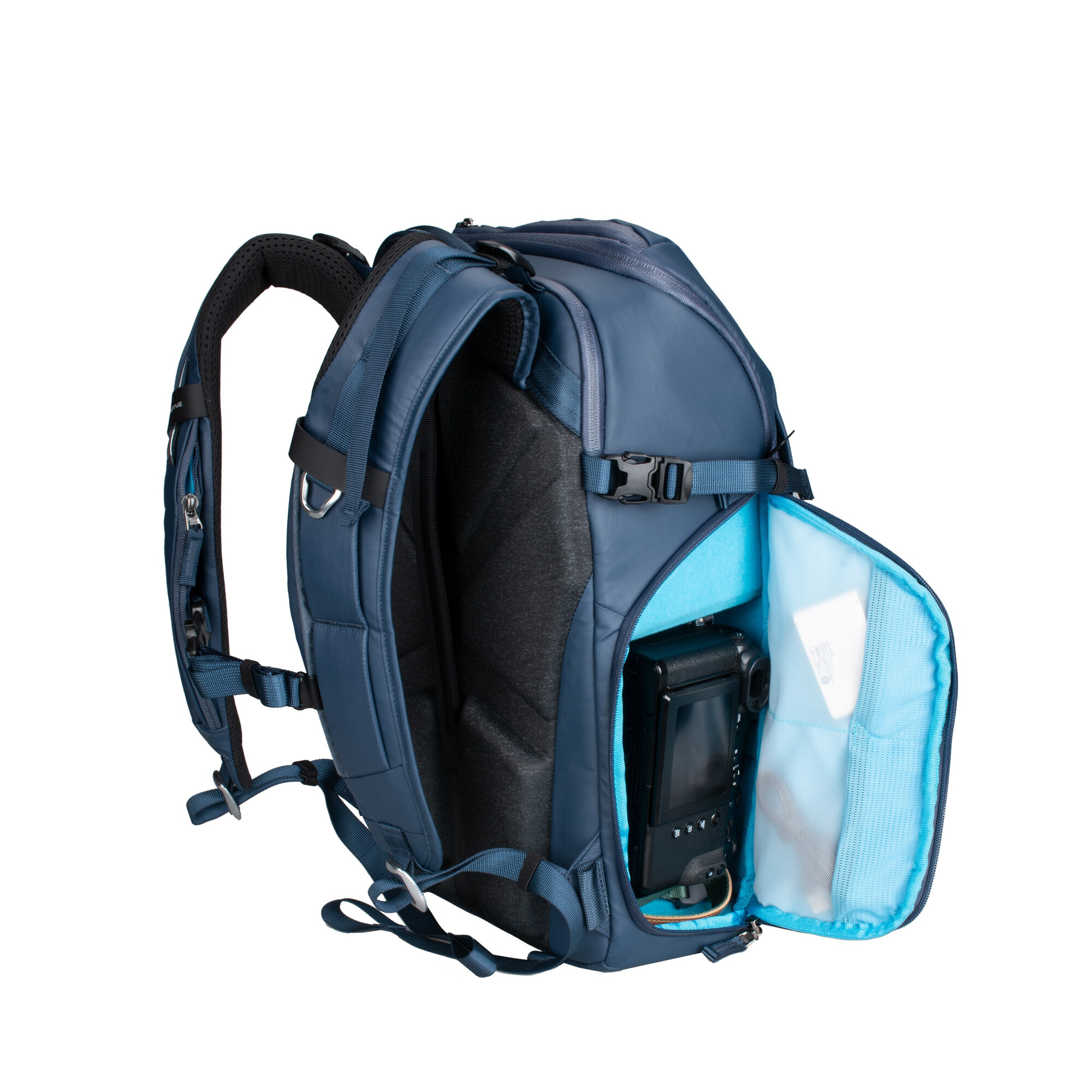 Ein blauer Rucksack mit einer geöffneten Tasche, in der eine Kamera liegt.
