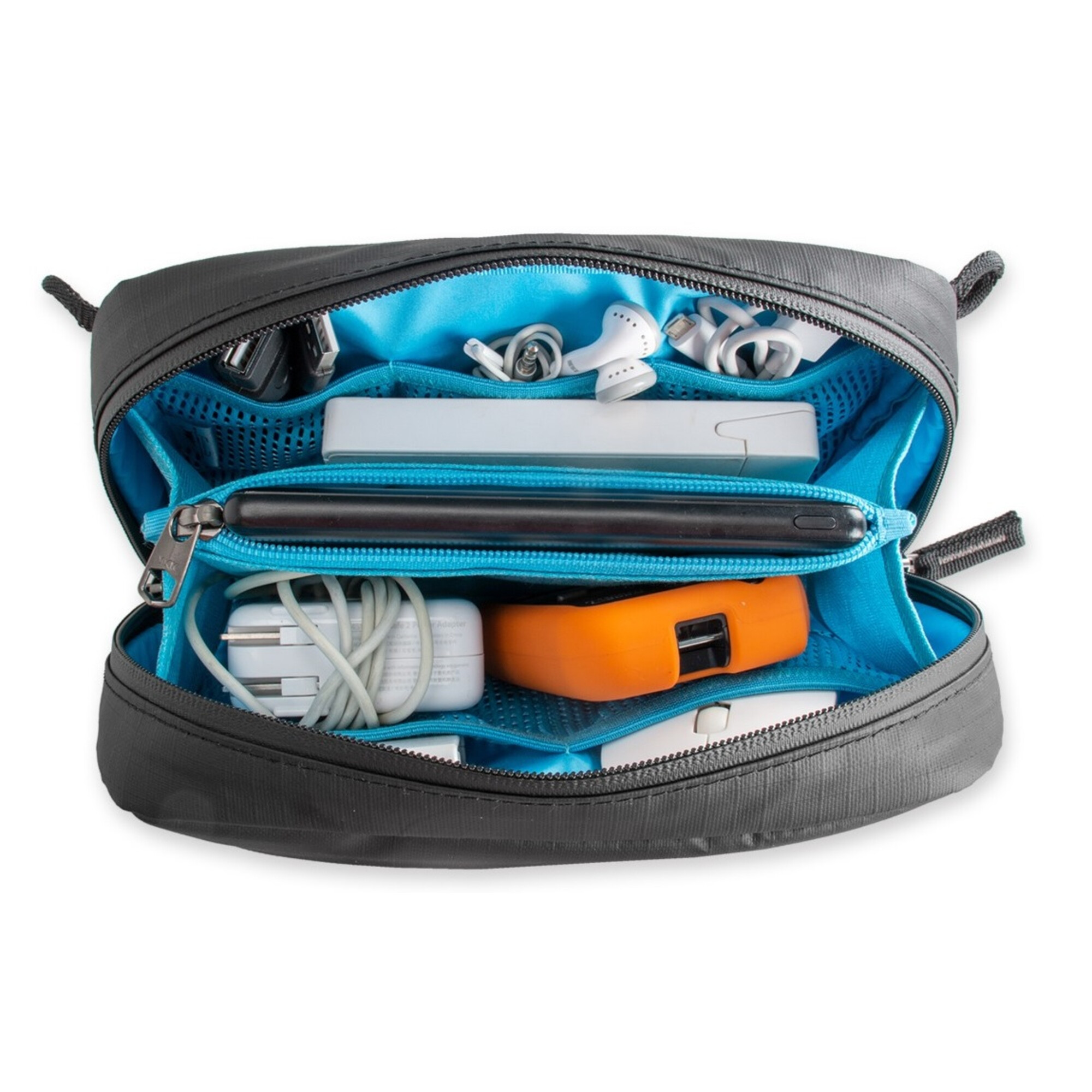 Schwarze Tasche mit blauem Innenleben, gefüllt mit Elektronik wie Kopfhörern, Ladekabeln und Handy.