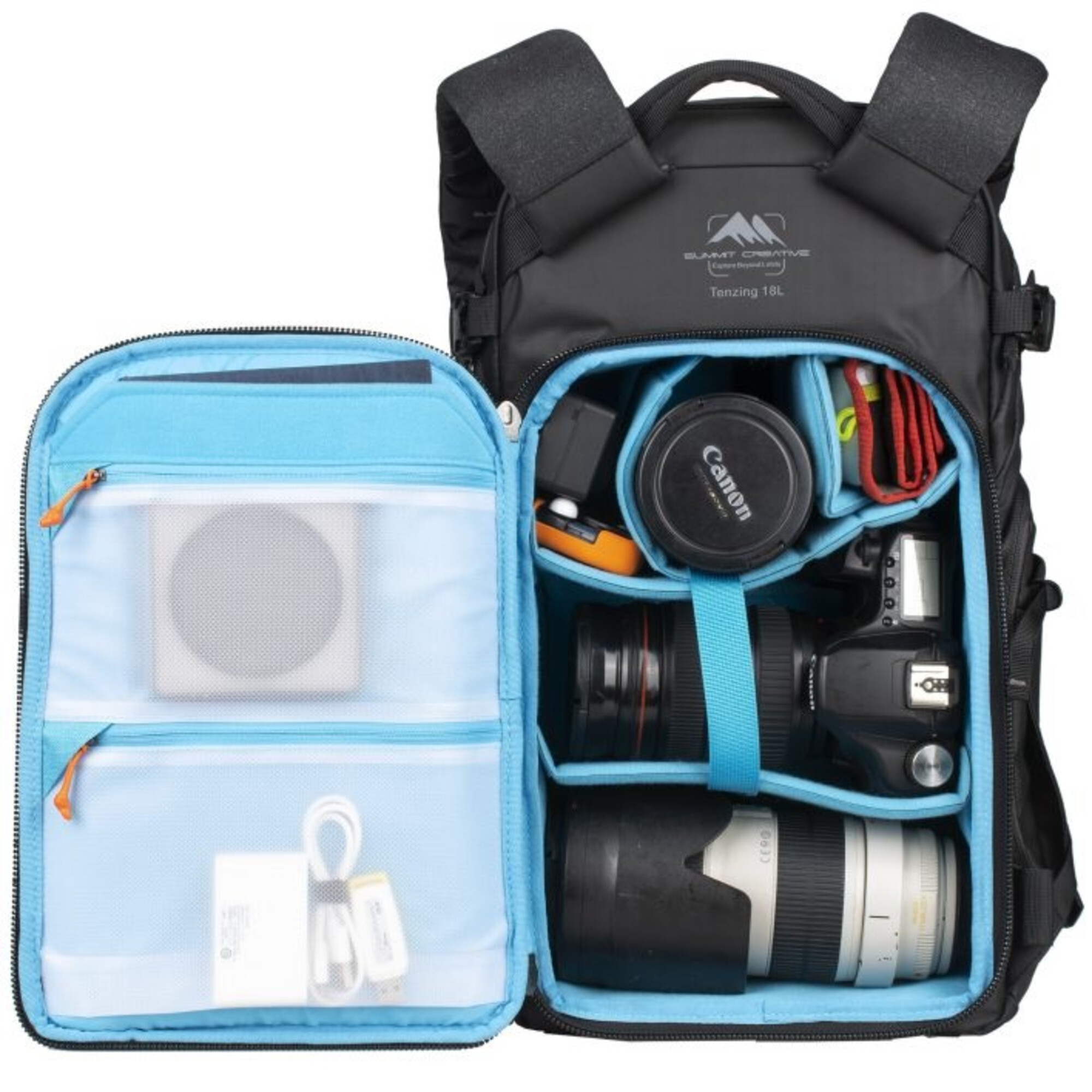 Ein schwarzer Rucksack mit hellblauem Innenfutter, gefüllt mit Kameraausrüstung.