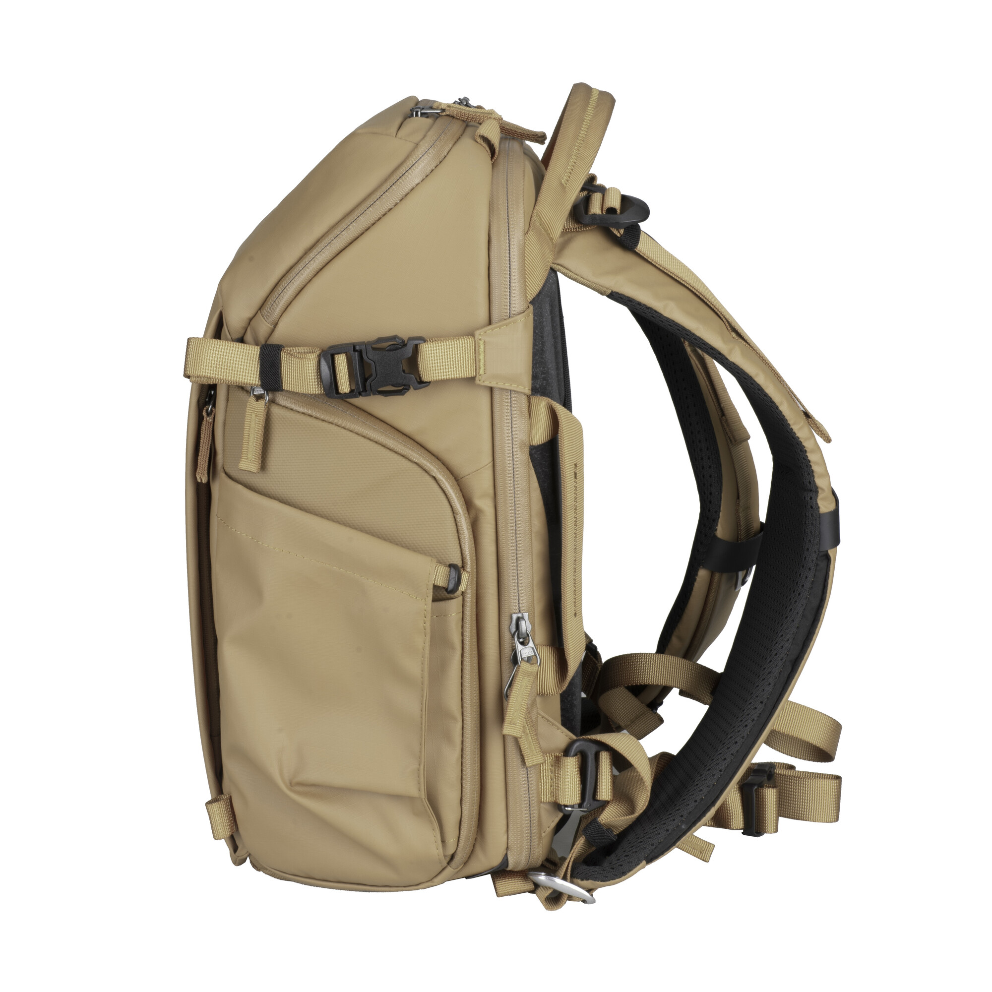 Eine beige Kamera-Tasche mit Riemen und Reißverschlüssen.