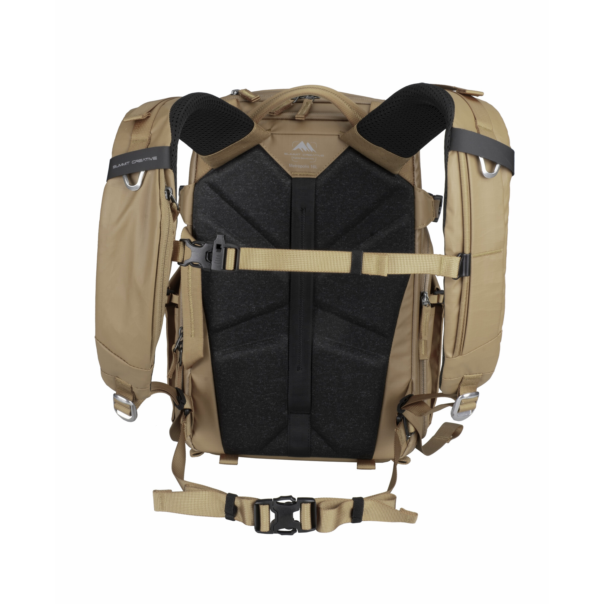 Rückansicht eines braunen Rucksacks mit schwarzen, gepolsterten Trägern und einem Belüftungssystem.