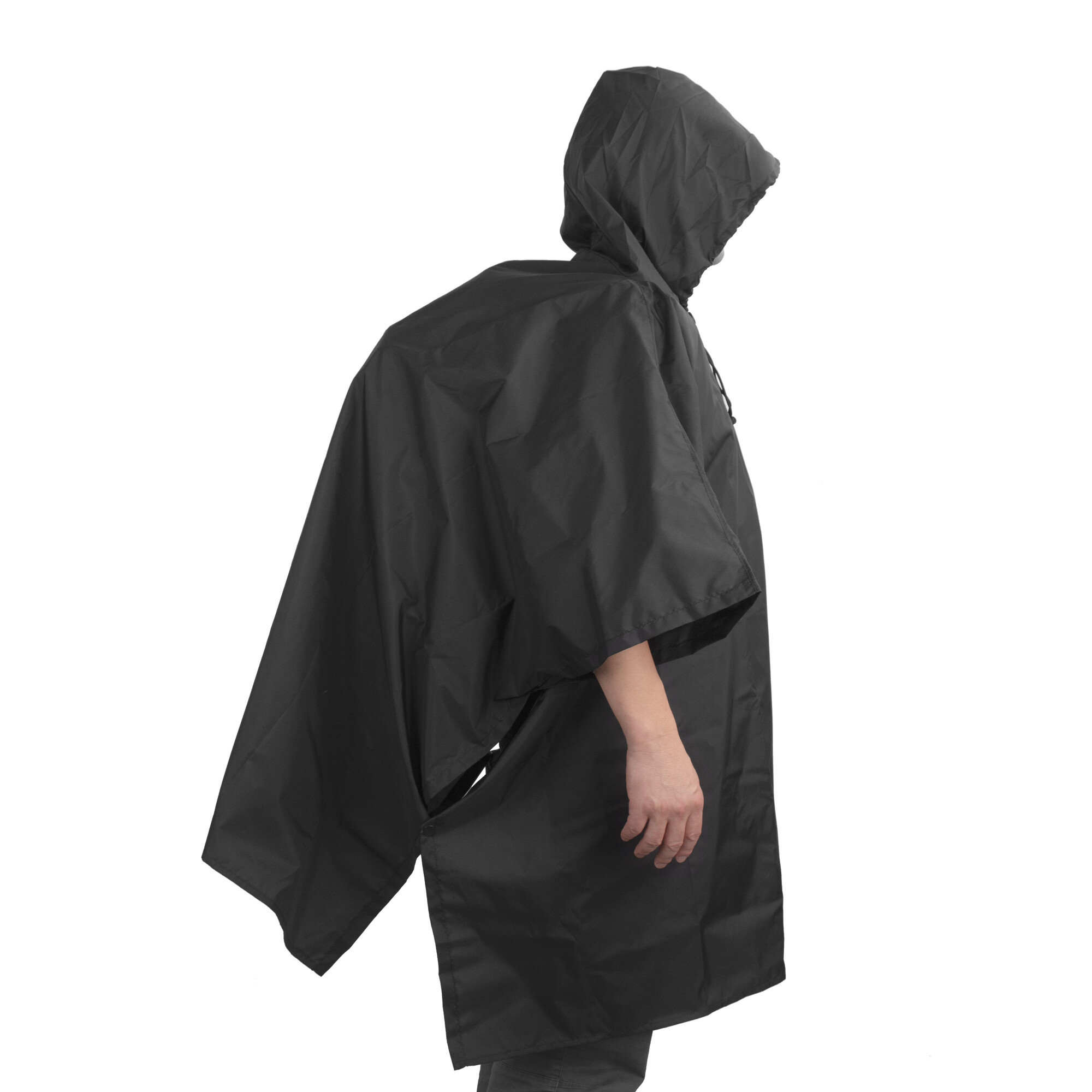 Eine Person in einem schwarzen Poncho mit Kapuze, die sich abwendet.