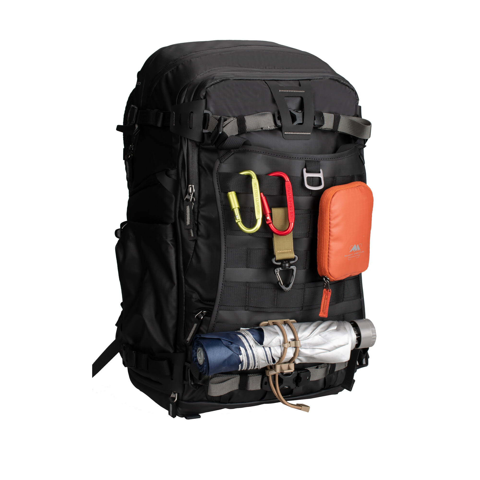 Schwarzer Rucksack mit Karabinern, Tasche, Regenschirm und Taschenlampe.