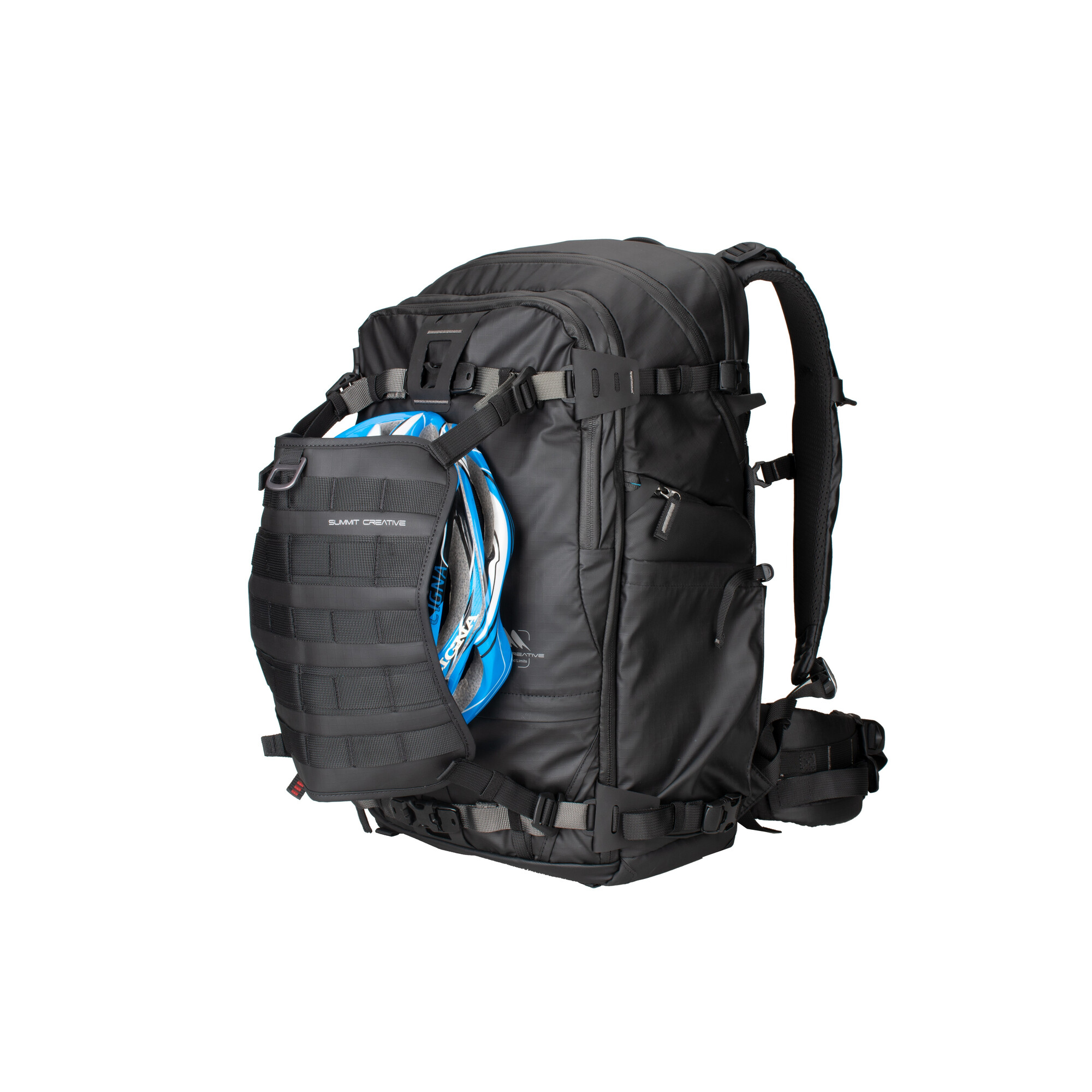 Ein schwarzer Rucksack mit einem blauen Helm, der in einer Fronttasche befestigt ist.