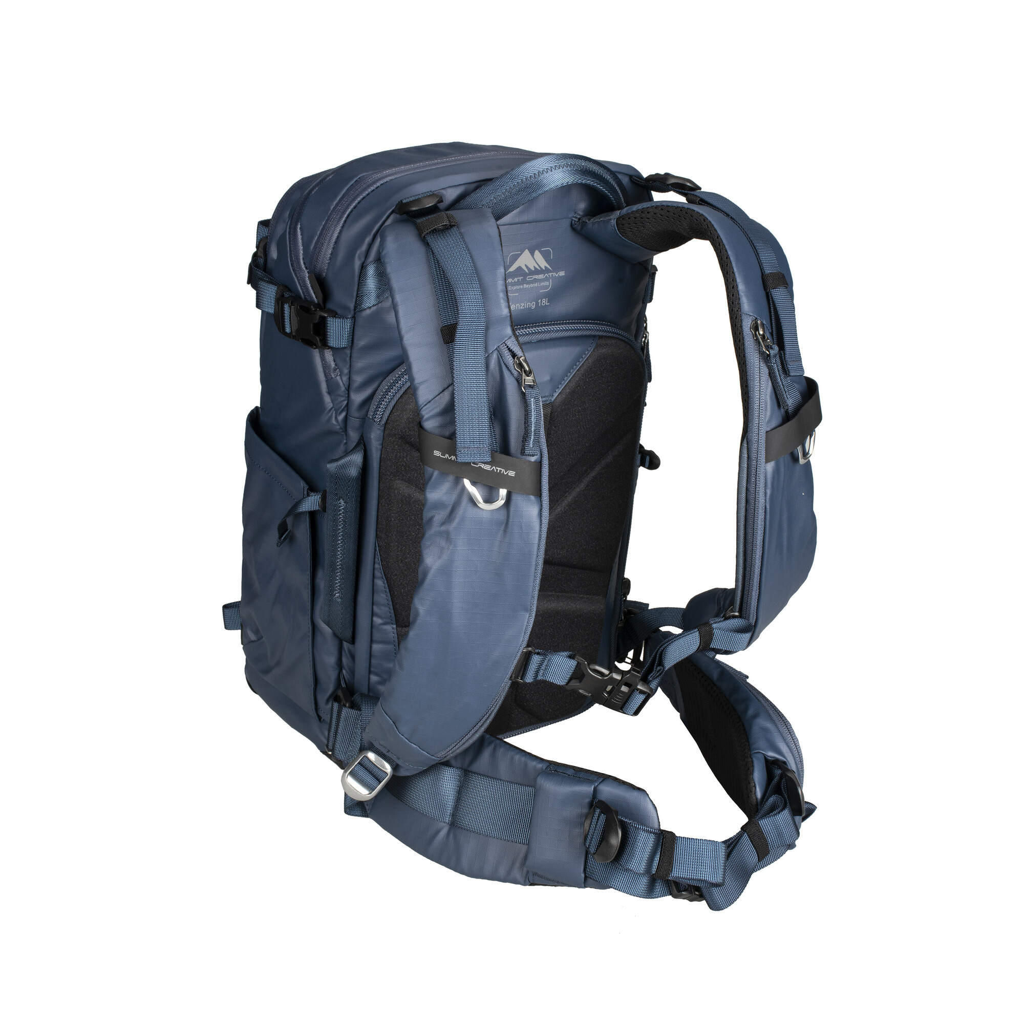Ein blauer Rucksack mit gepolsterten Trägern und Schnallen, auf weißem Hintergrund.