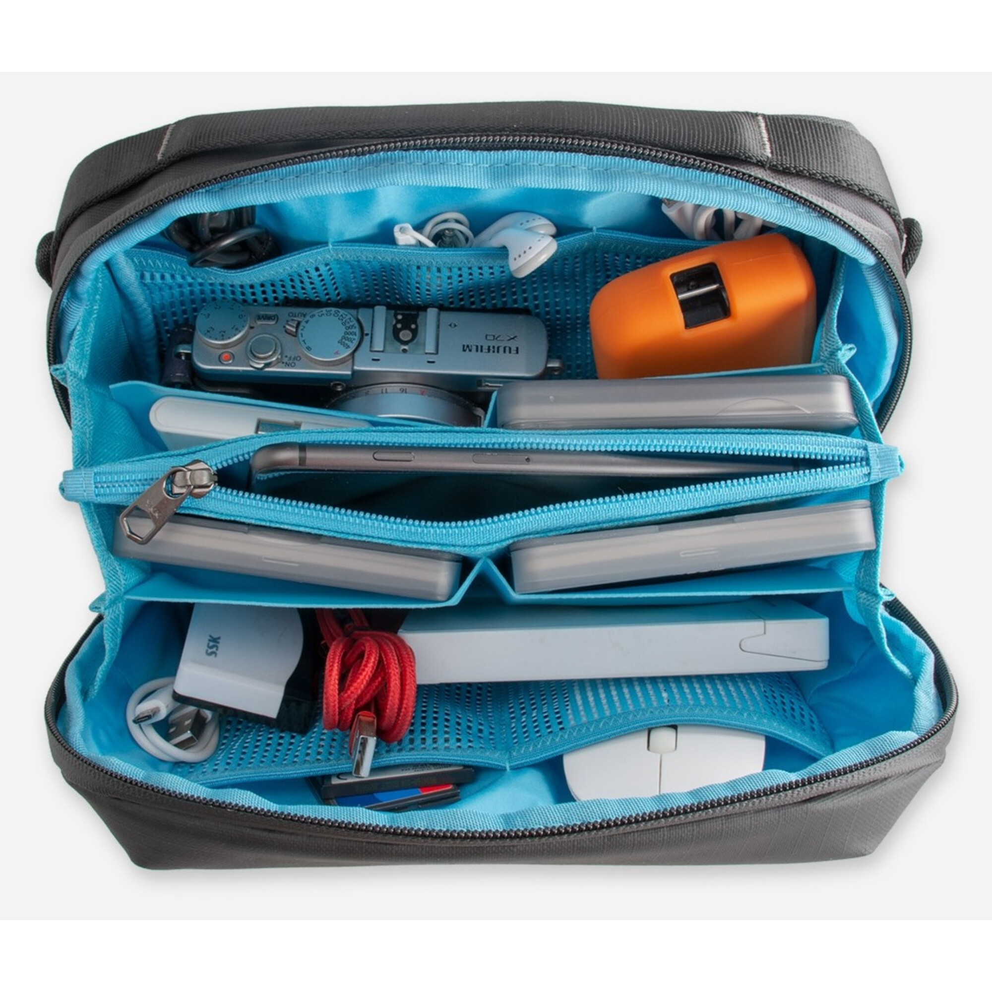 Eine offene Tasche mit organisierter Elektronik: Kamera, Smartphones, Maus, Kabel und Powerbank.