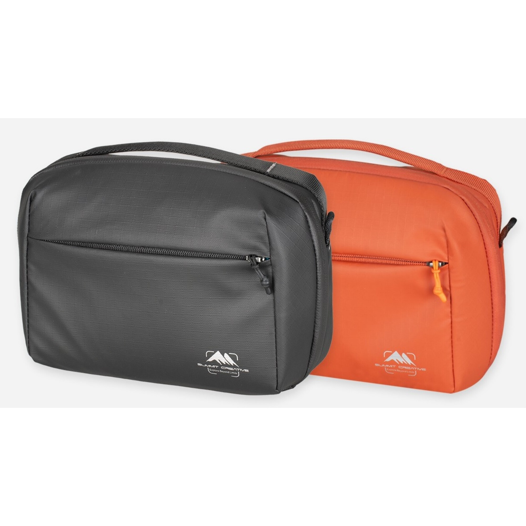 Zwei Taschen, eine dunkelgrau, eine orange, nebeneinander.