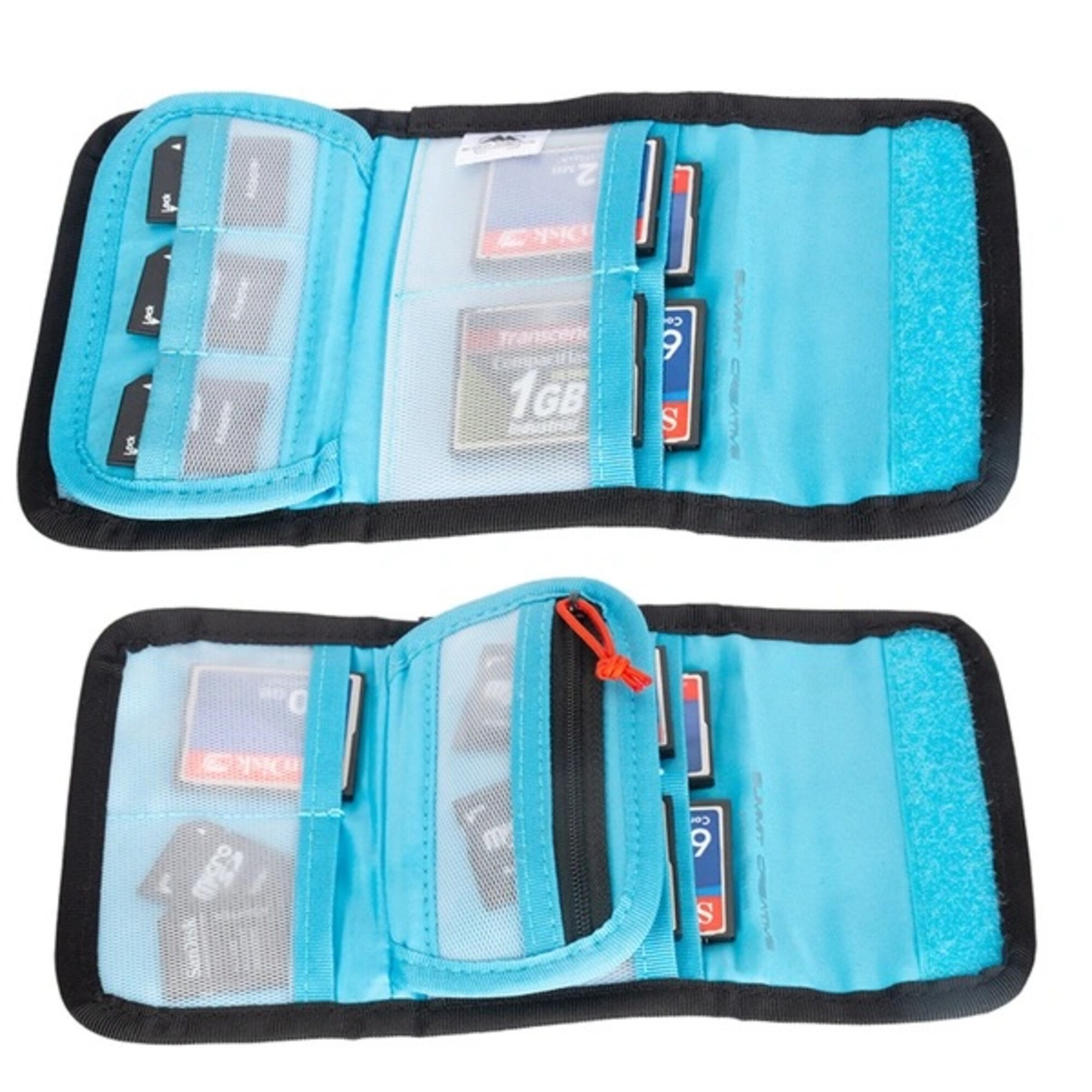 Offene blaue Tasche mit Steckplätzen für Speicherkarten und einer Netztasche.