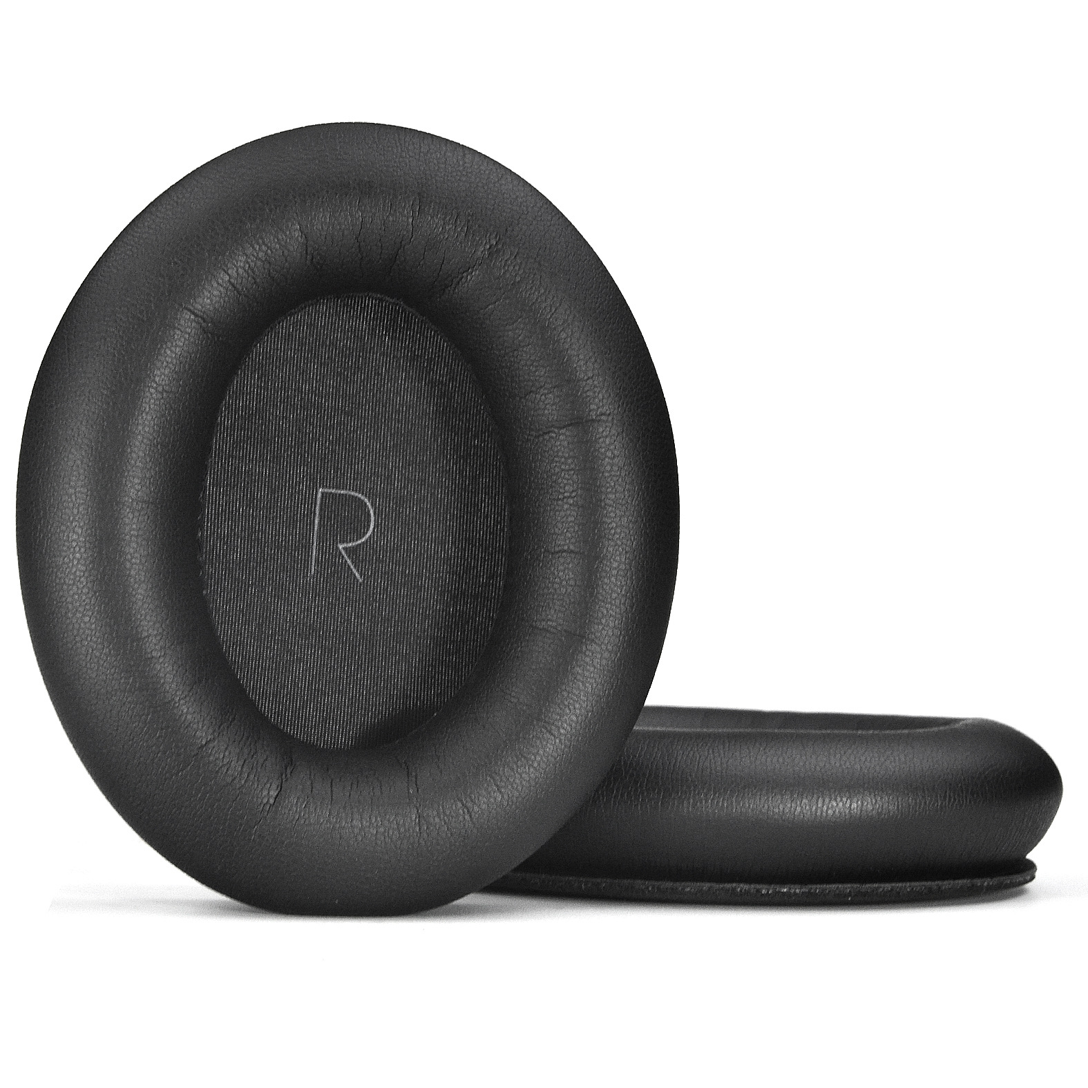 Coussinets noirs pour casque avec marque R et surface texturée.