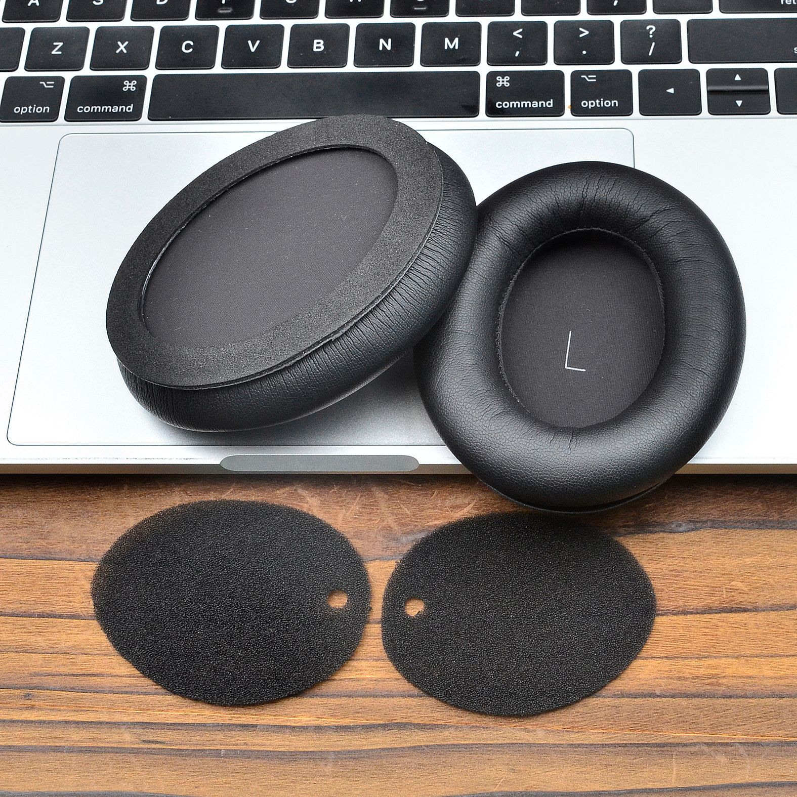 Coussinets noirs et inserts en mousse sur un clavier et une surface en bois.