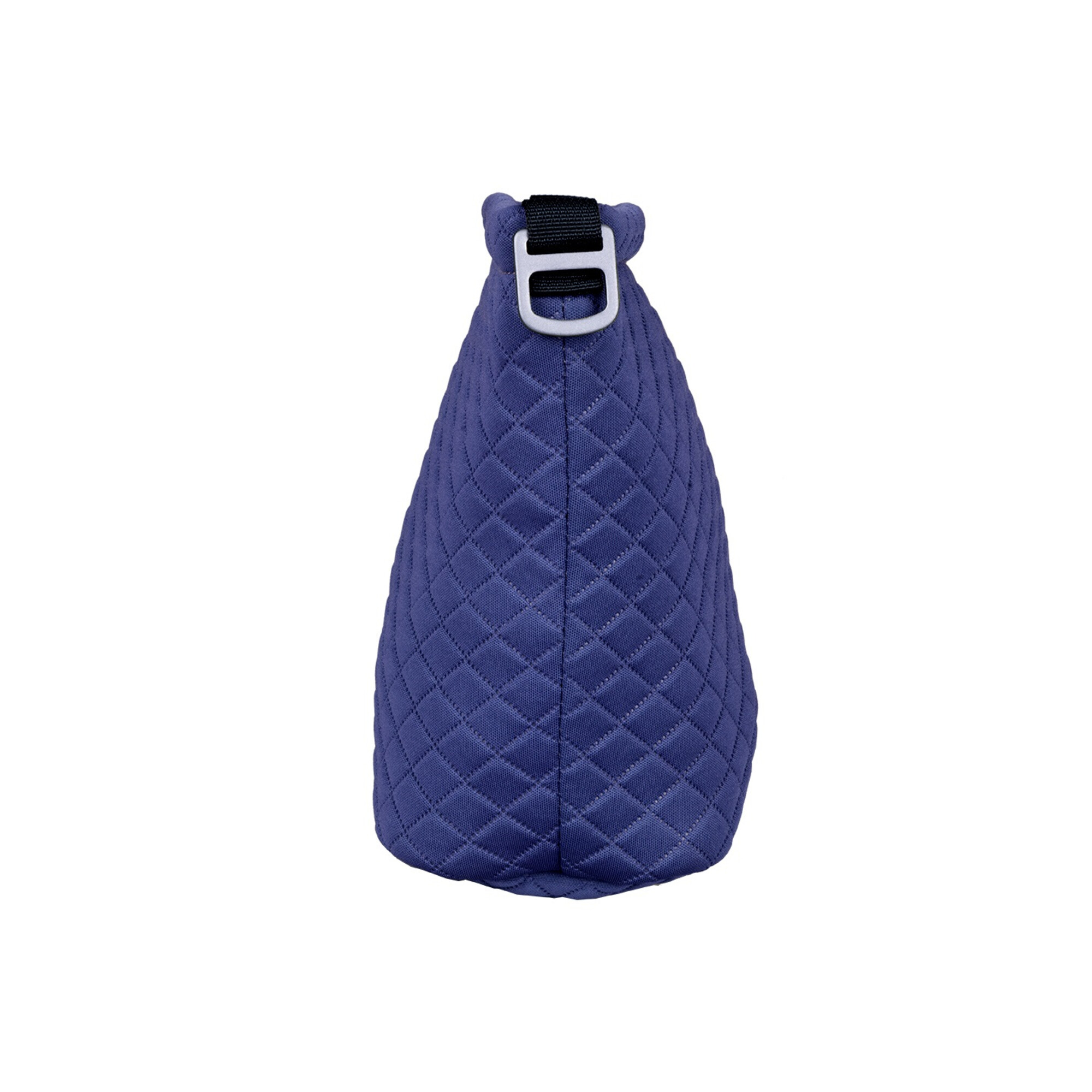 Eine gesteppte blaue Tasche mit einem silbernen D-Ring und schwarzem Gurt.