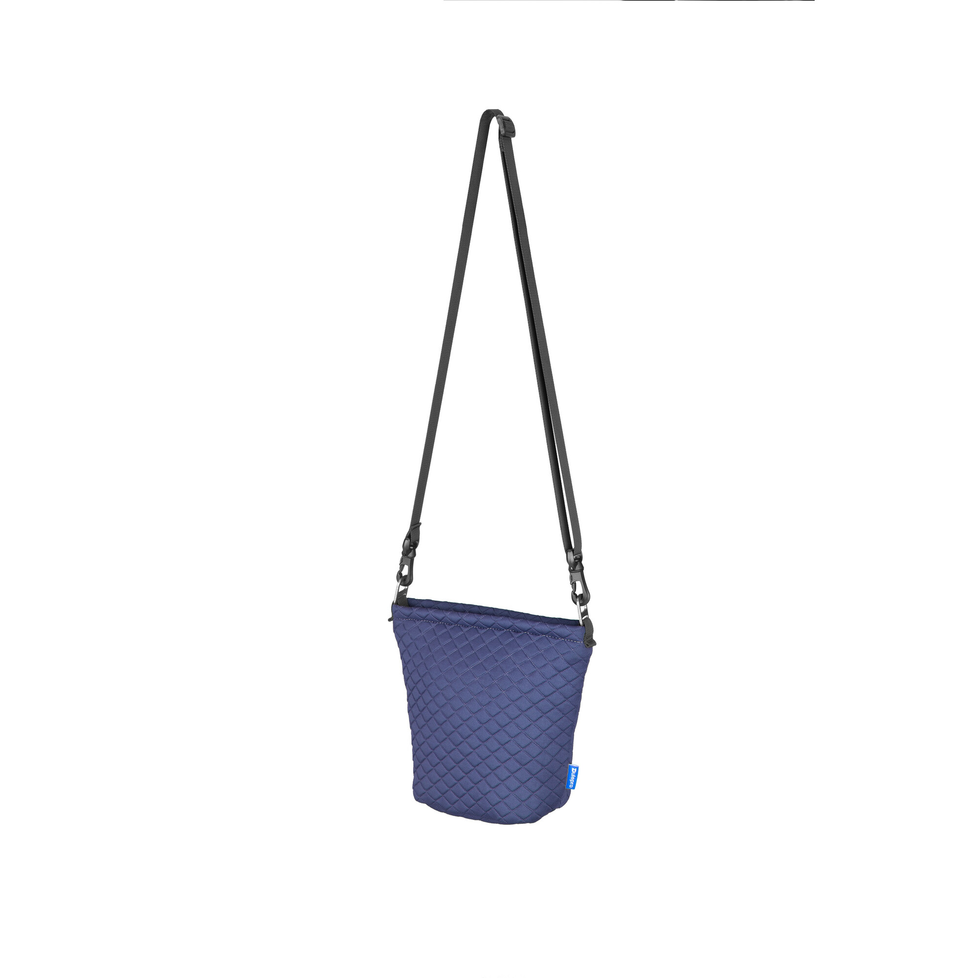 Eine gesteppte, marineblaue Tasche mit schwarzem Gurt und Clip-Befestigungen.