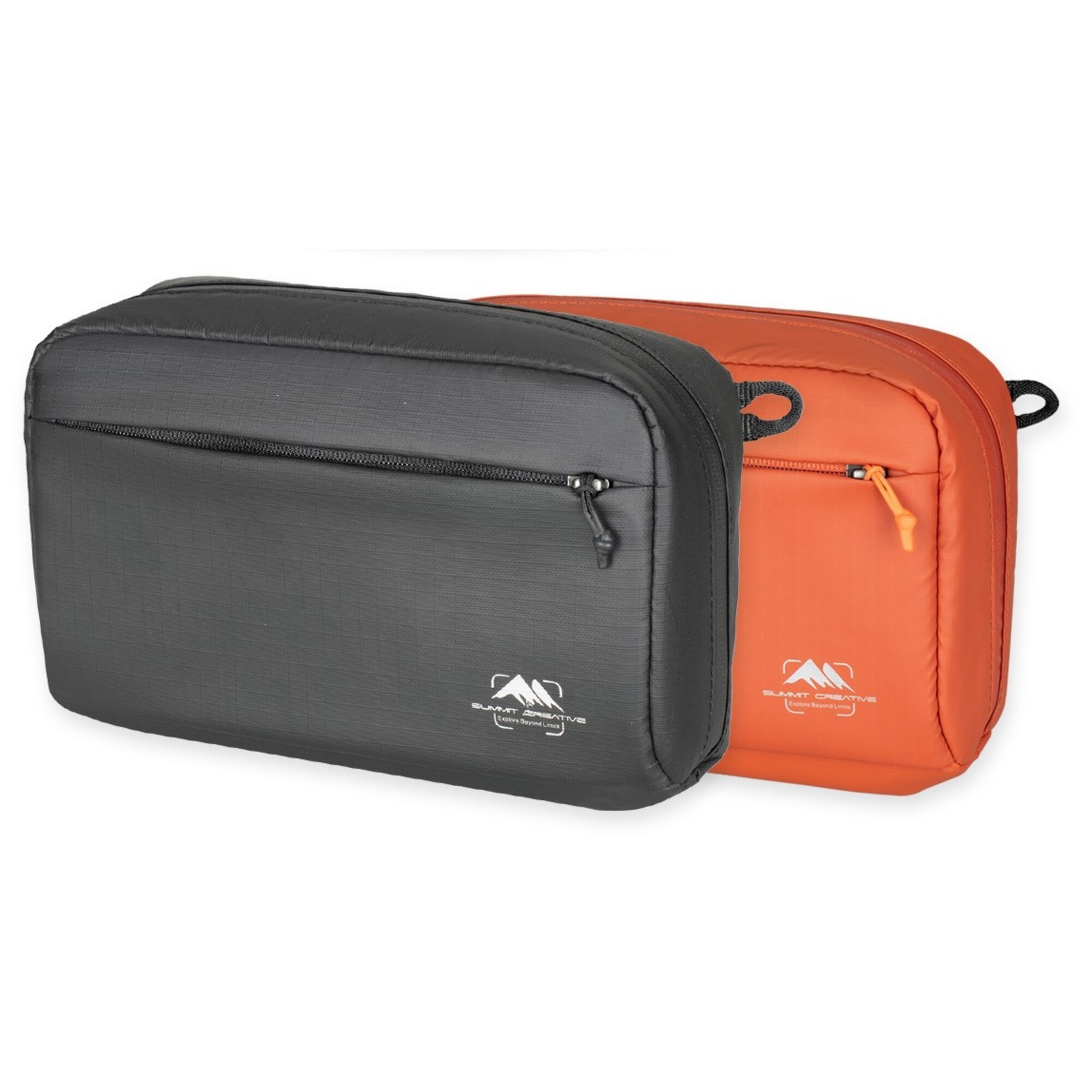 Zwei Kosmetiktaschen, eine schwarz und eine orange, mit Reißverschlüssen.