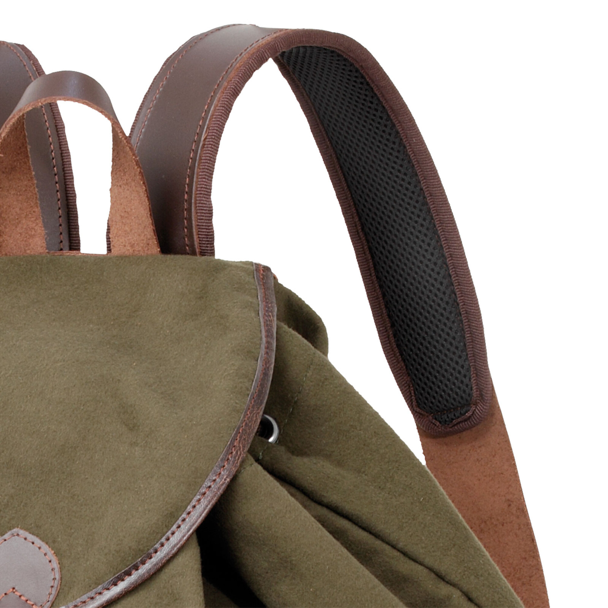 Detail eines olivgrünen Rucksacks mit braunen Lederriemen und gepolstertem Schultergurt.