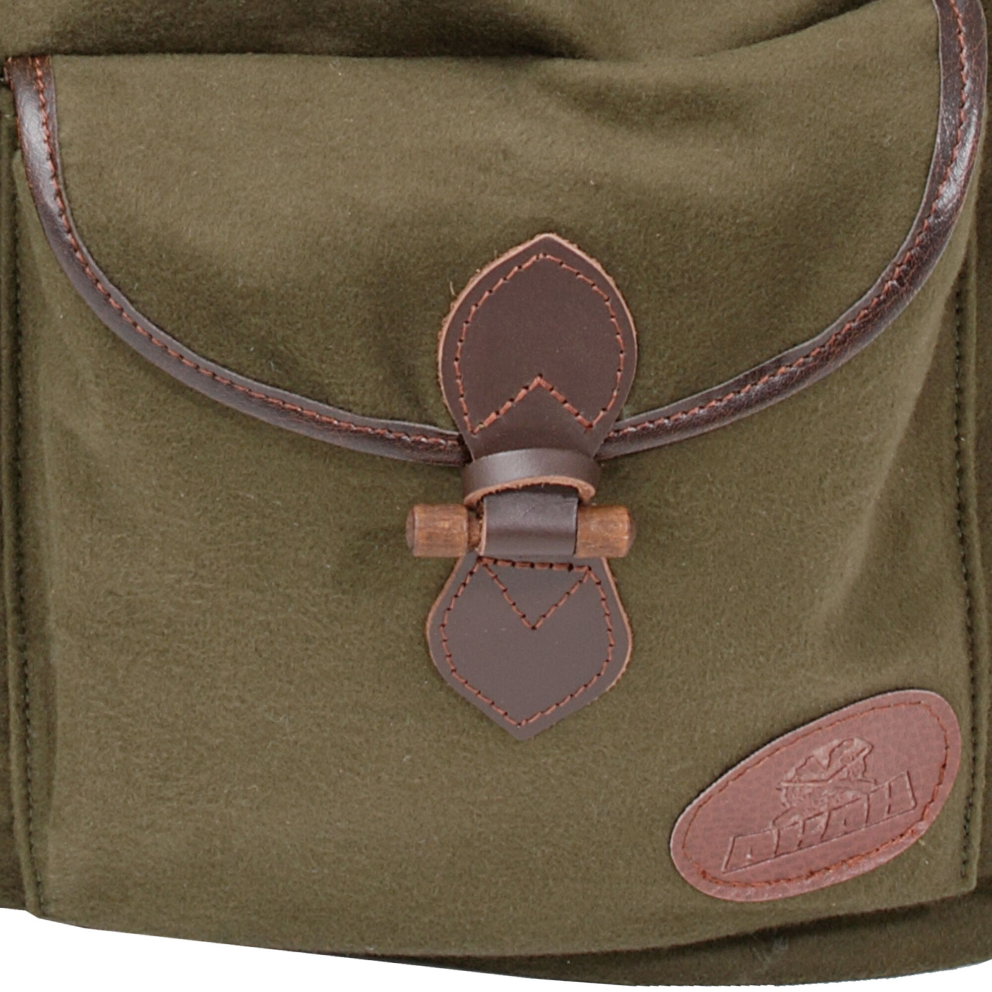 Grüne Filztasche mit braunen Lederdetails und Schnalle.