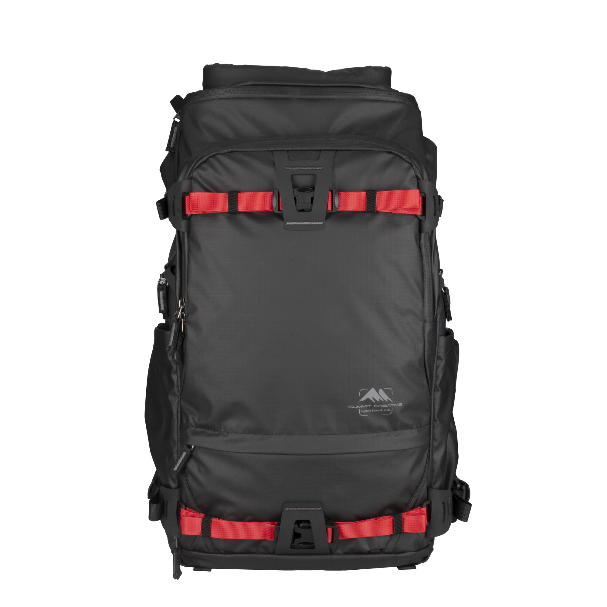 Schwarzer Rucksack mit roten Gurten und Logo, isoliert auf weißem Hintergrund.