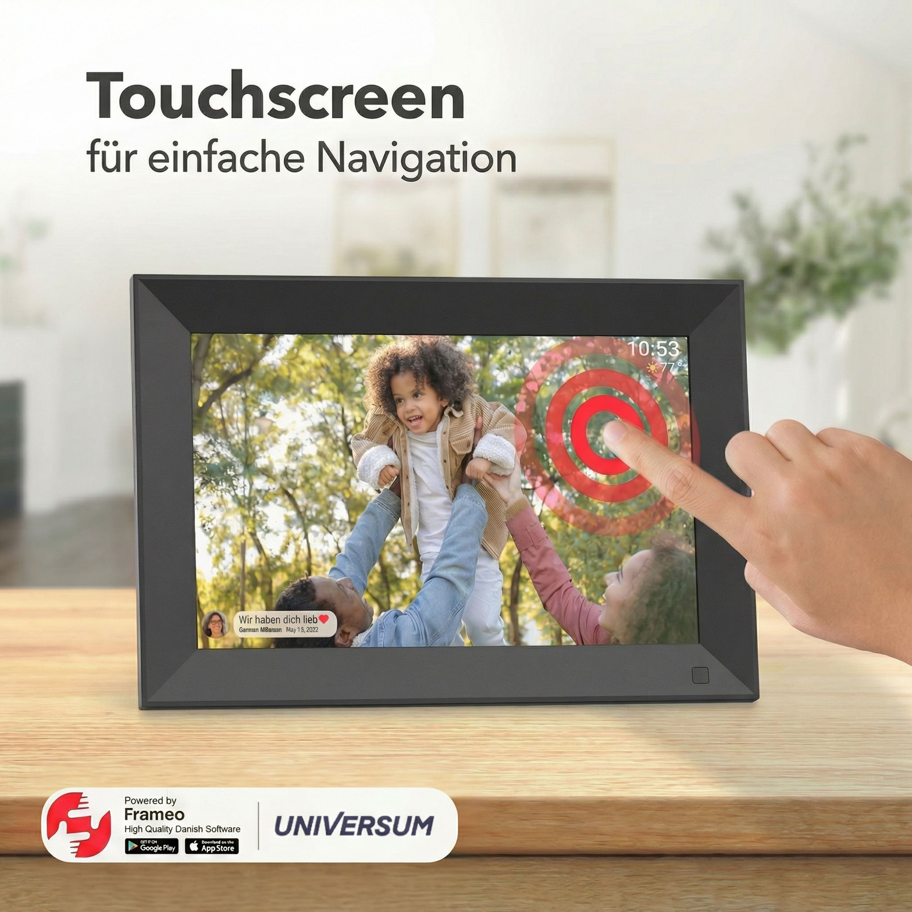 Ein Touchscreen-Bilderrahmen zeigt ein Foto einer Familie mit einem Kind.