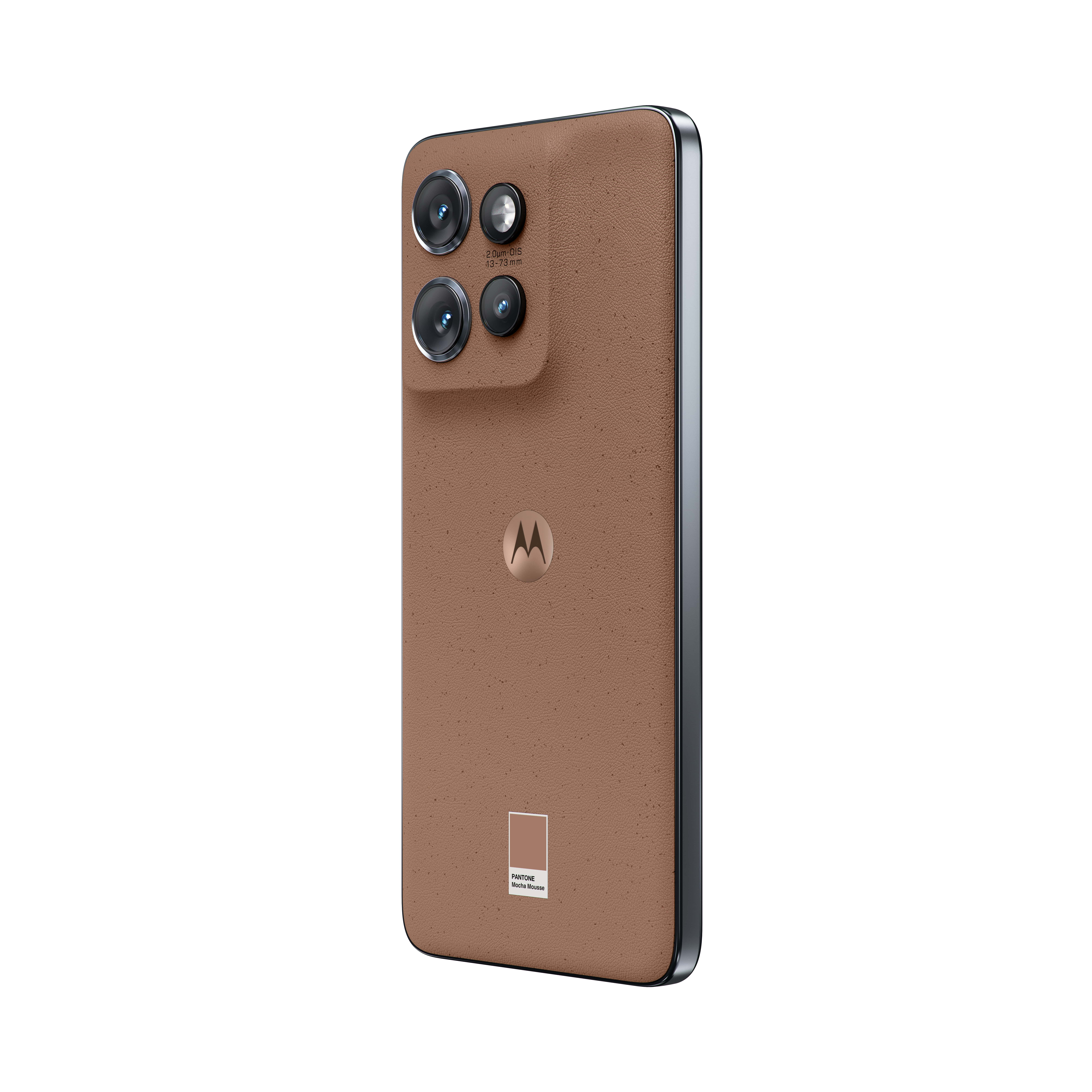 Uno smartphone marrone con tre fotocamere e il logo Motorola.