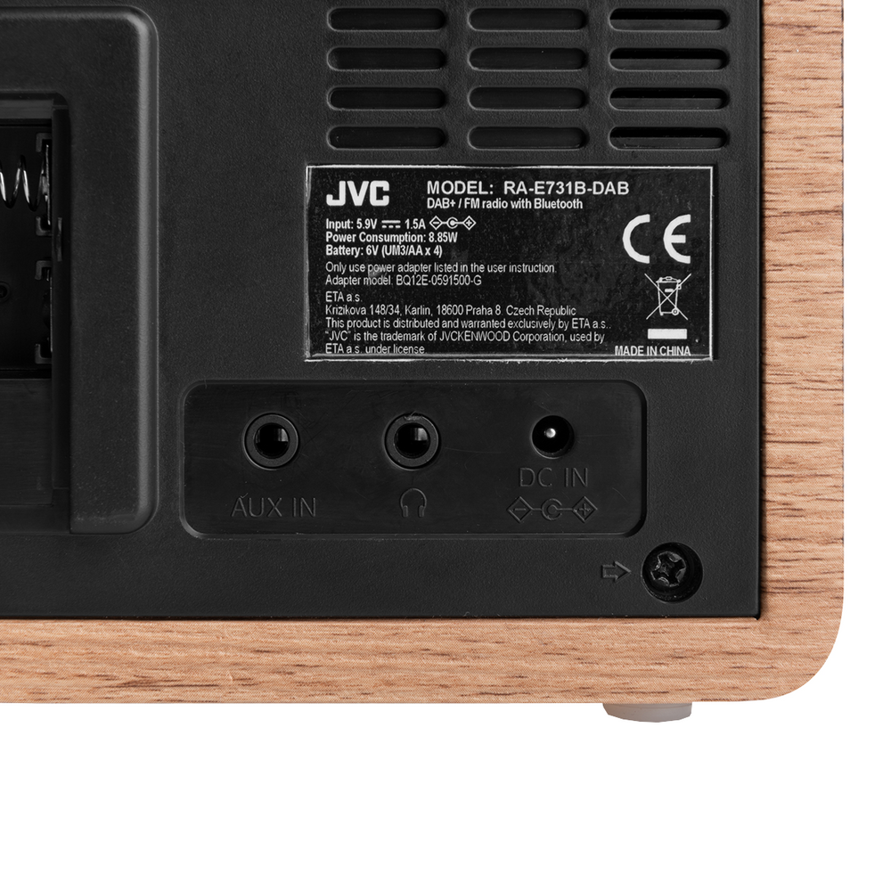 Tył radia JVC z portami: AUX IN, słuchawki, DC IN.