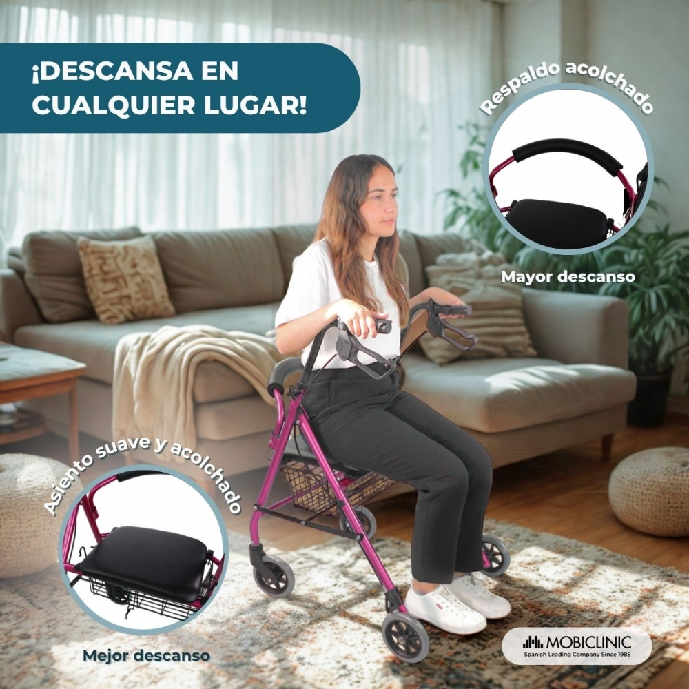 Una mujer sentada en un andador morado con asiento y respaldo acolchados.
