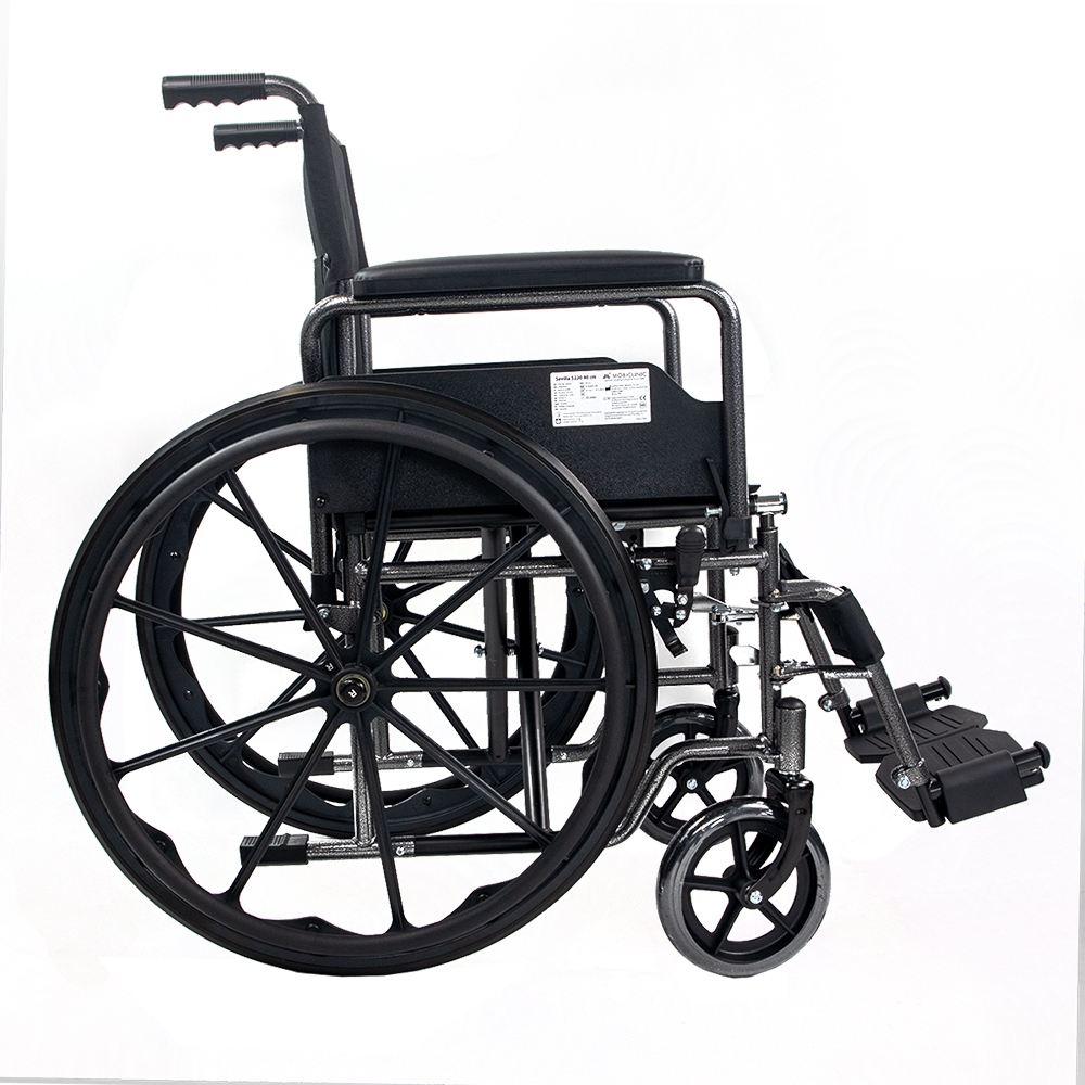 Una silla de ruedas negra con ruedas traseras grandes y delanteras más pequeñas.