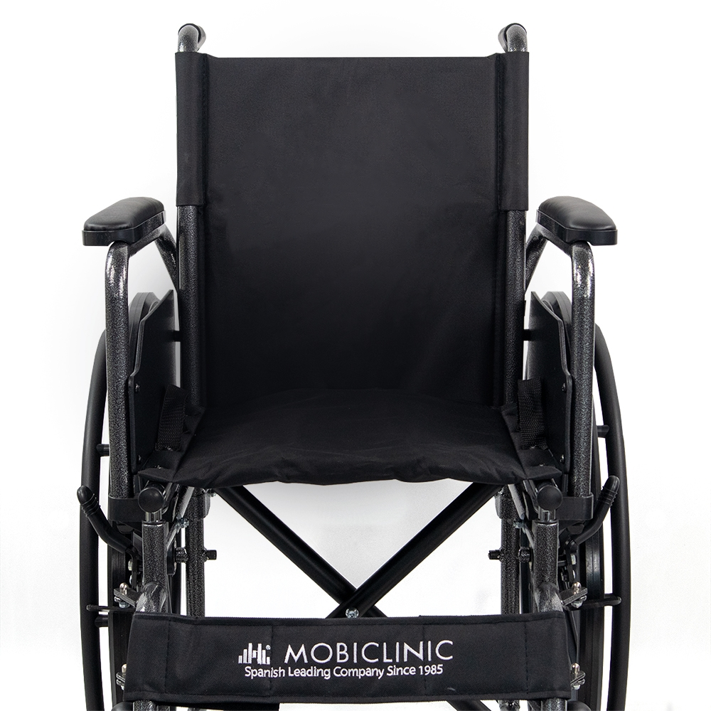 Una silla de ruedas negra con reposabrazos y ruedas grandes, vista frontal.