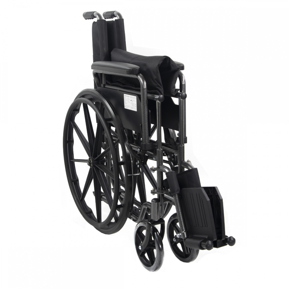 Una silla de ruedas negra con grandes ruedas traseras y pequeñas delanteras.