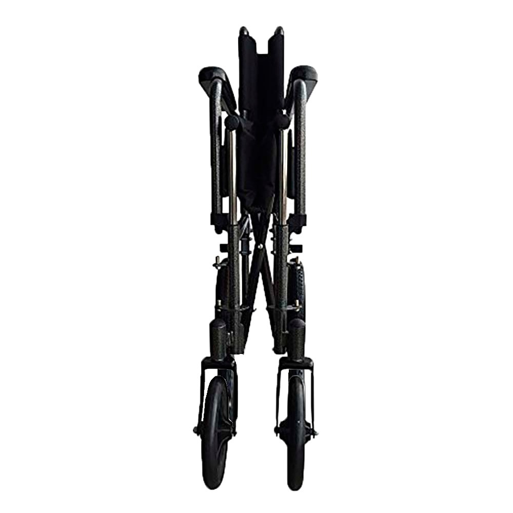 Una silla de ruedas negra plegada con ruedas y asas.