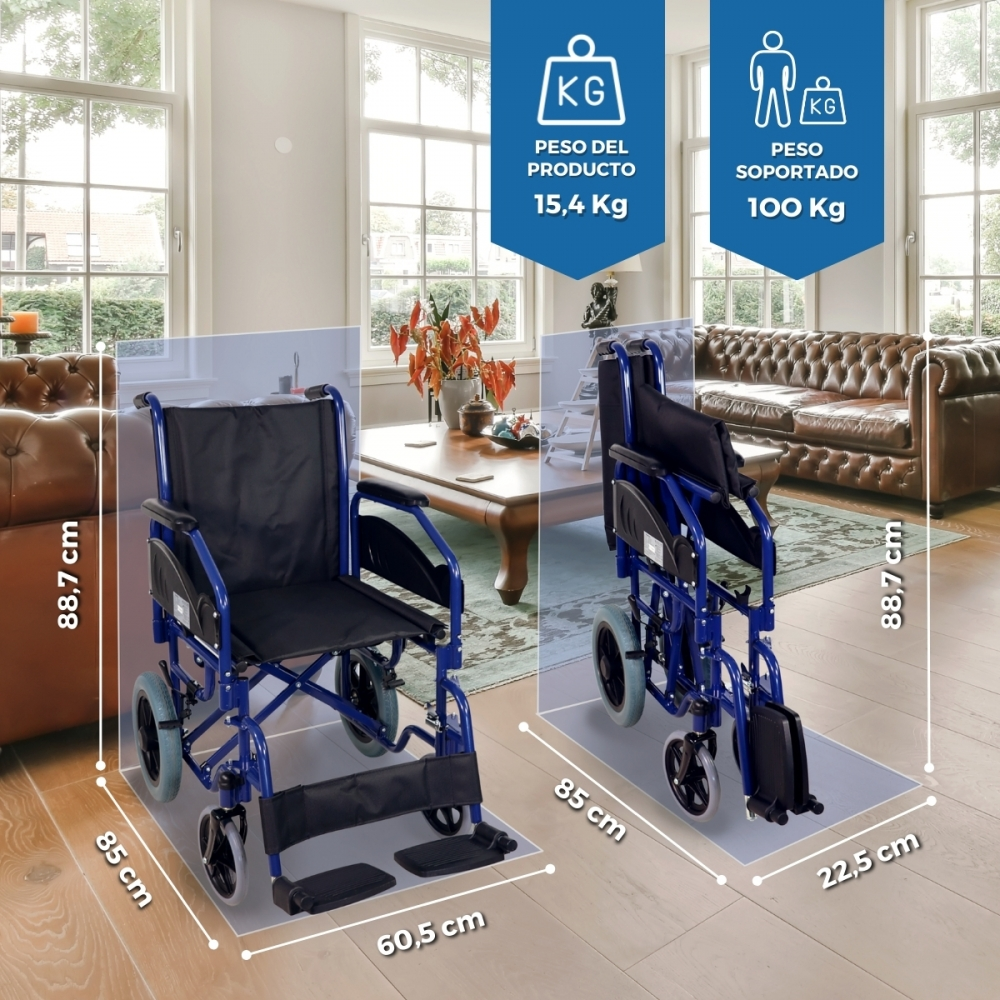 Una silla de ruedas azul mostrada desplegada y plegada en una sala de estar.