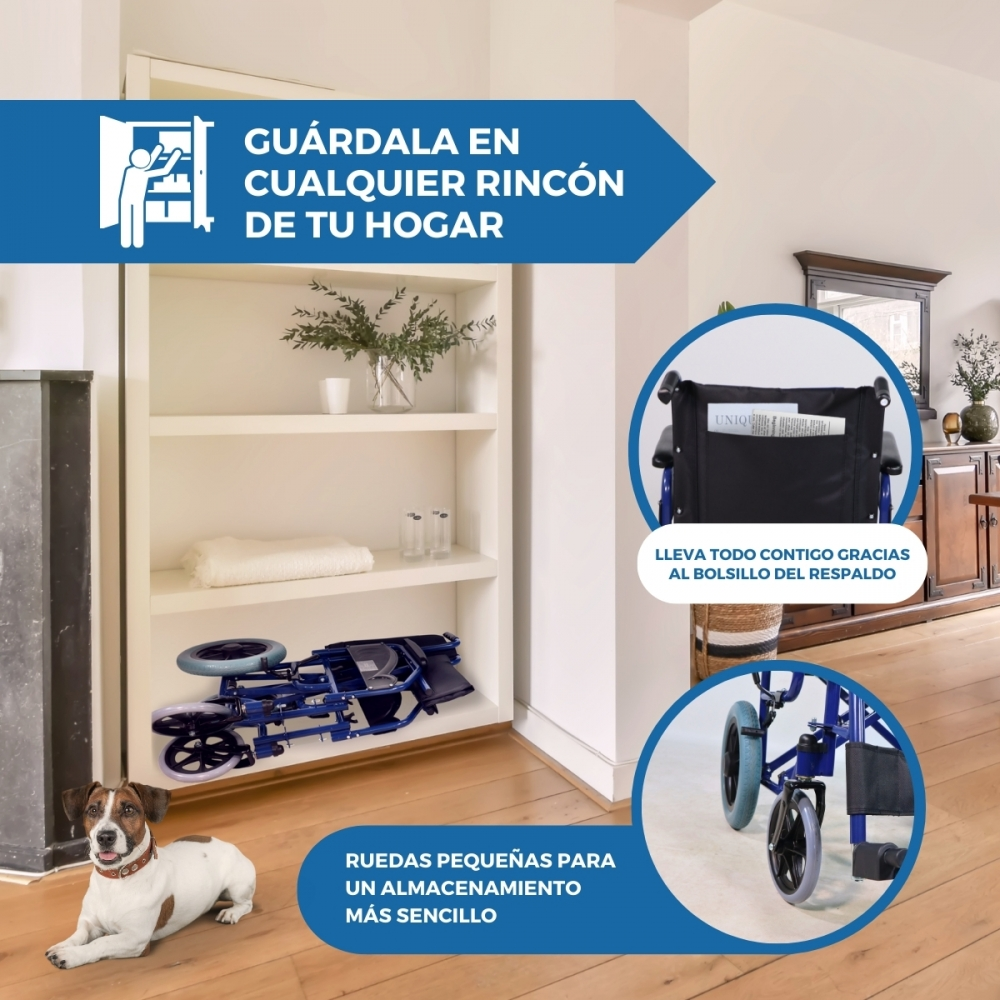 Una silla de ruedas azul plegada en un estante. Un perro está al lado.