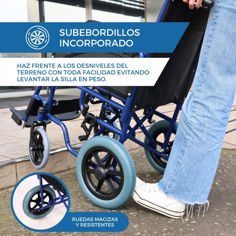 Una silla de ruedas azul, con ruedas macizas y ayudas para subir bordillos.