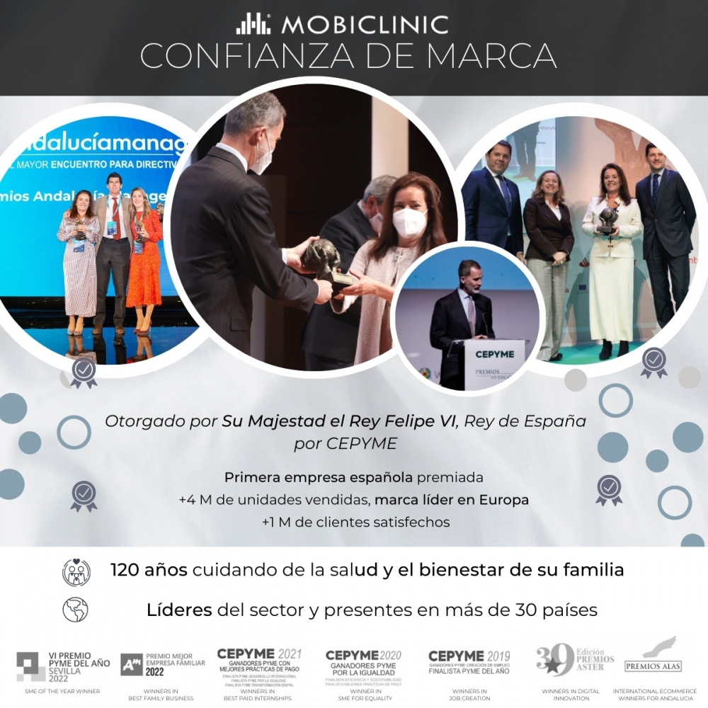 El Rey Felipe VI entrega un premio. Varias personas posan con galardones.