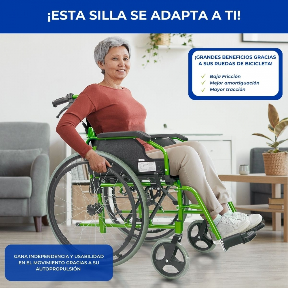 Una mujer sentada en una silla de ruedas verde sonríe.