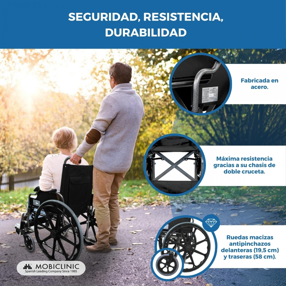 Hombre empuja a mujer en silla de ruedas al aire libre. Detalles de acero.