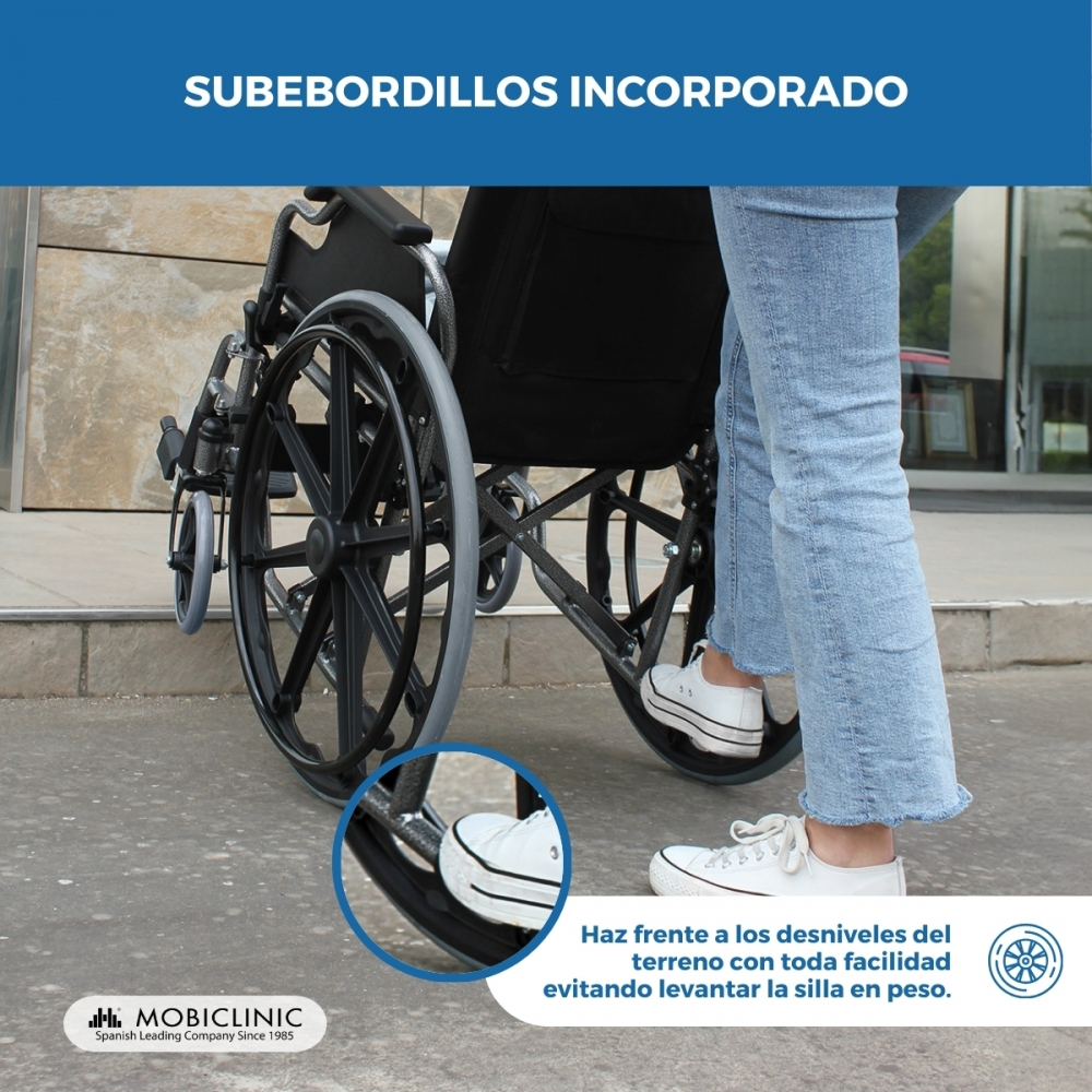 Persona en silla de ruedas usa elevador de bordillos para subir escalón.