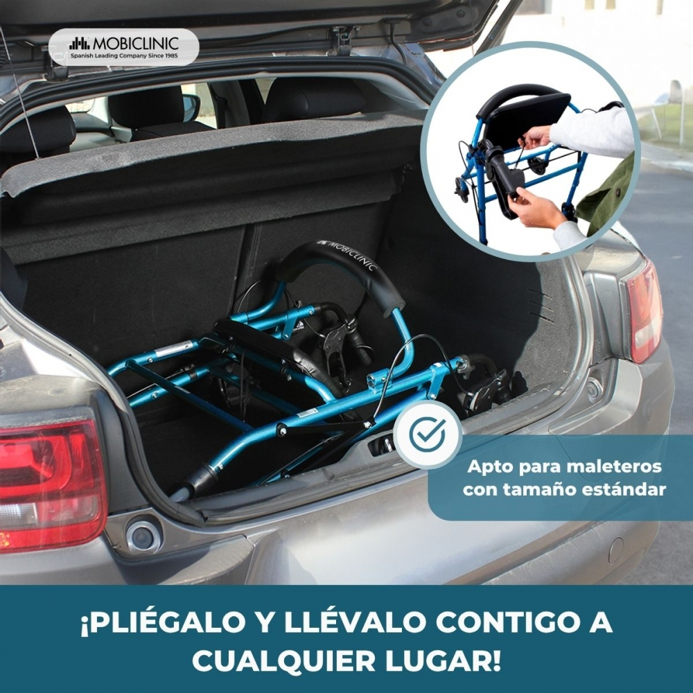 Un andador azul está colocado en el maletero de un coche, listo para transportar.
