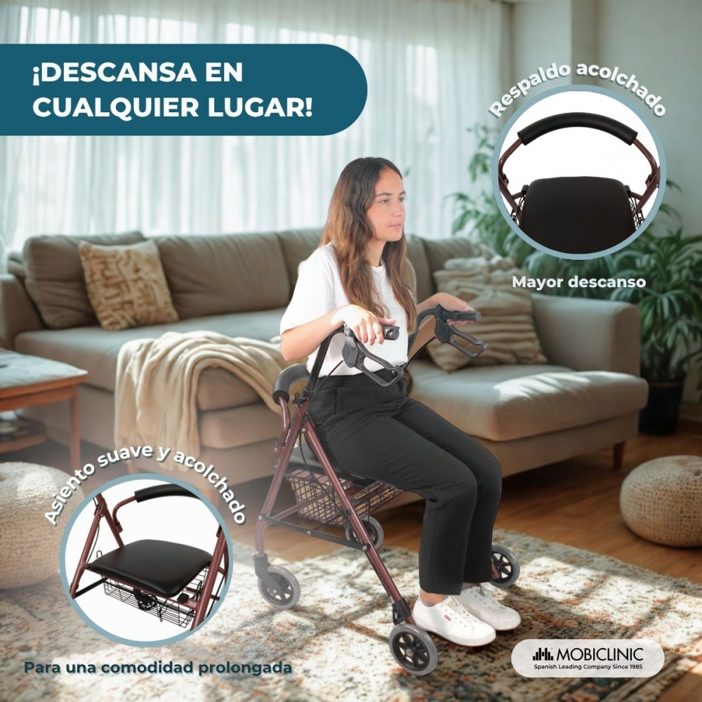 Una mujer se sienta en un andador en una sala de estar. El andador tiene asiento y respaldo.