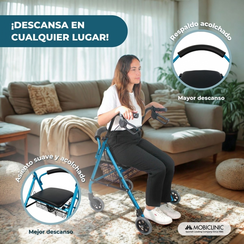 Una mujer sentada en un andador azul en una sala. Asiento y respaldo acolchados.
