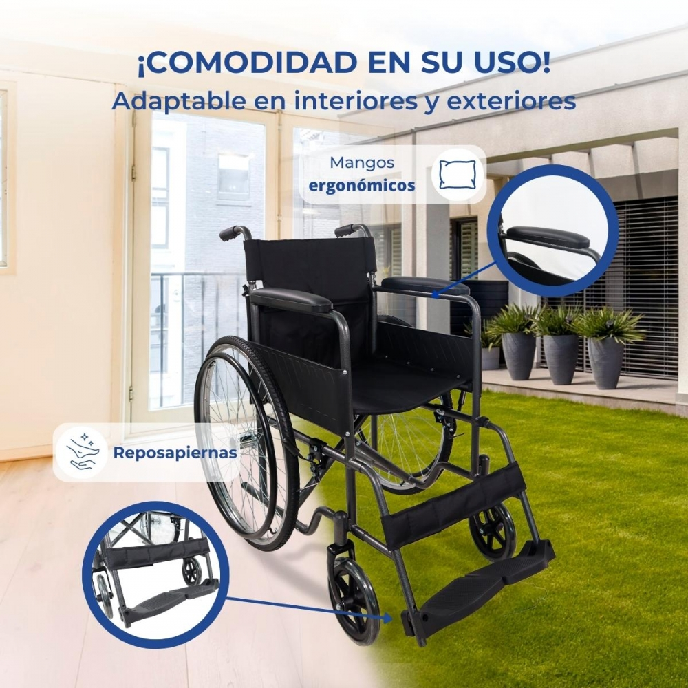 Una silla de ruedas negra sobre césped frente a una casa con entrada de cristal.