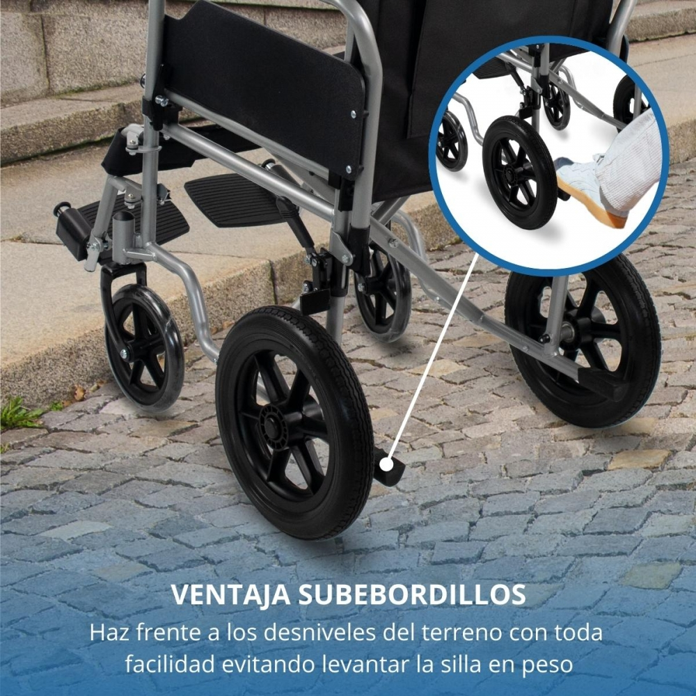 Una silla de ruedas con grandes ruedas traseras sobre un camino empedrado.