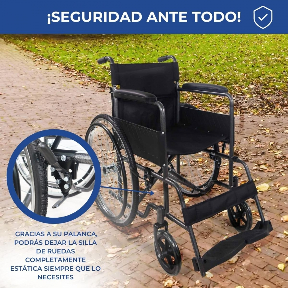 Una silla de ruedas negra al aire libre sobre un camino de ladrillos.
